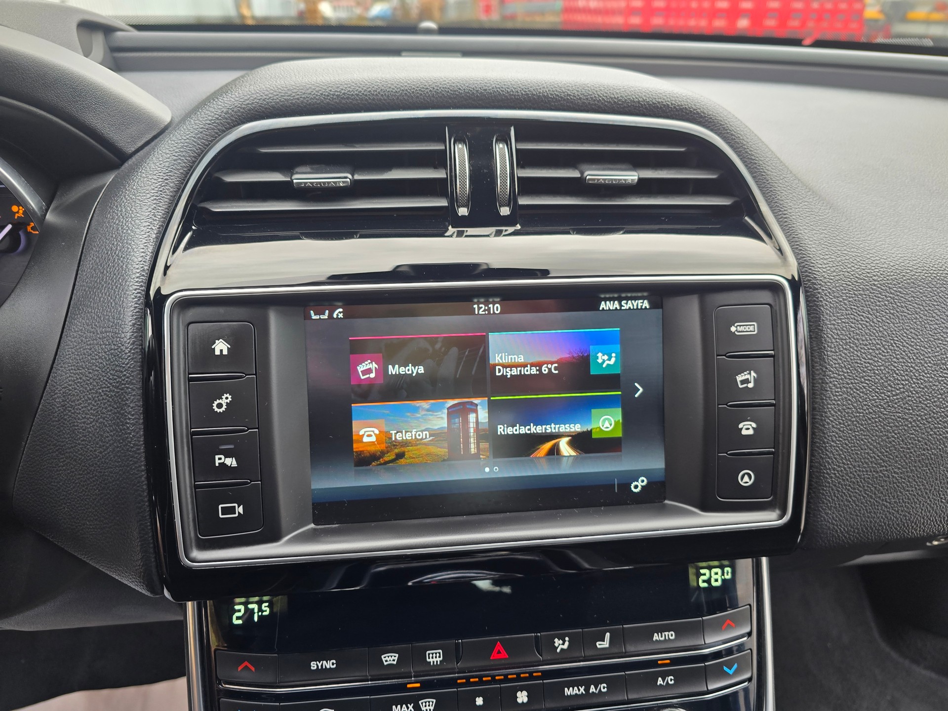 JAGUAR XE 20d Portfolio AWD Automat-image-25