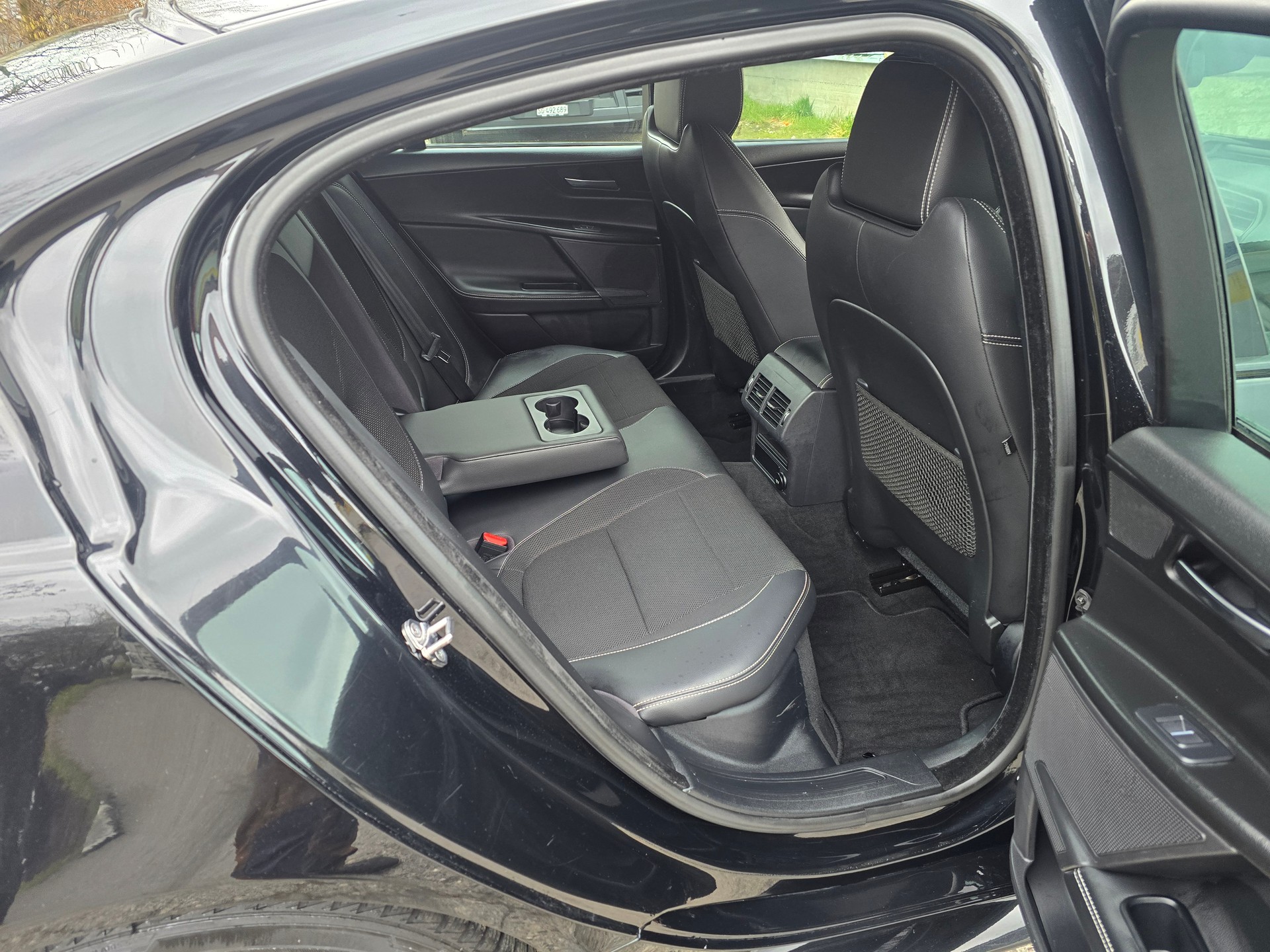 JAGUAR XE 20d Portfolio AWD Automat-image-11