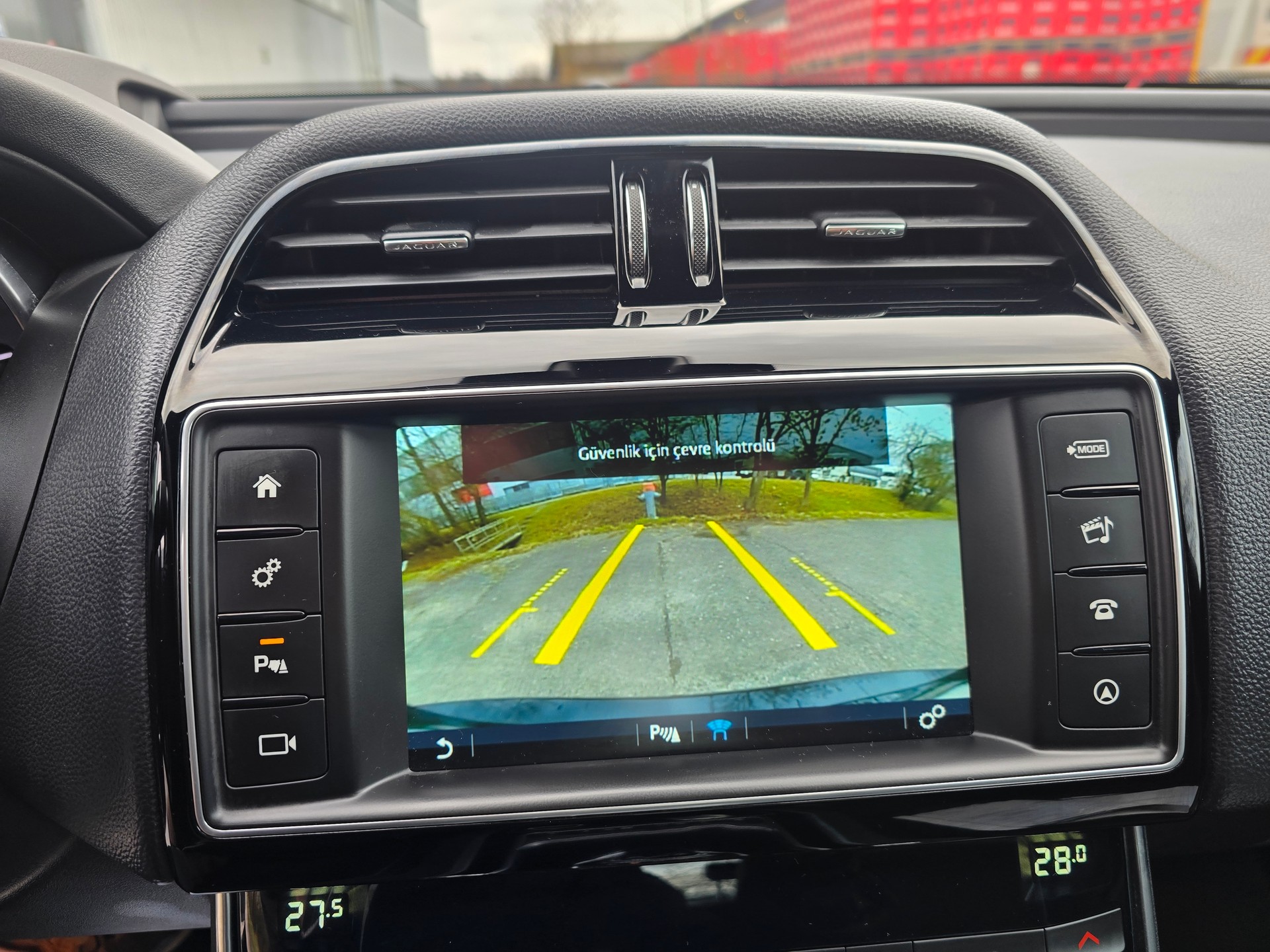 JAGUAR XE 20d Portfolio AWD Automat-image-27