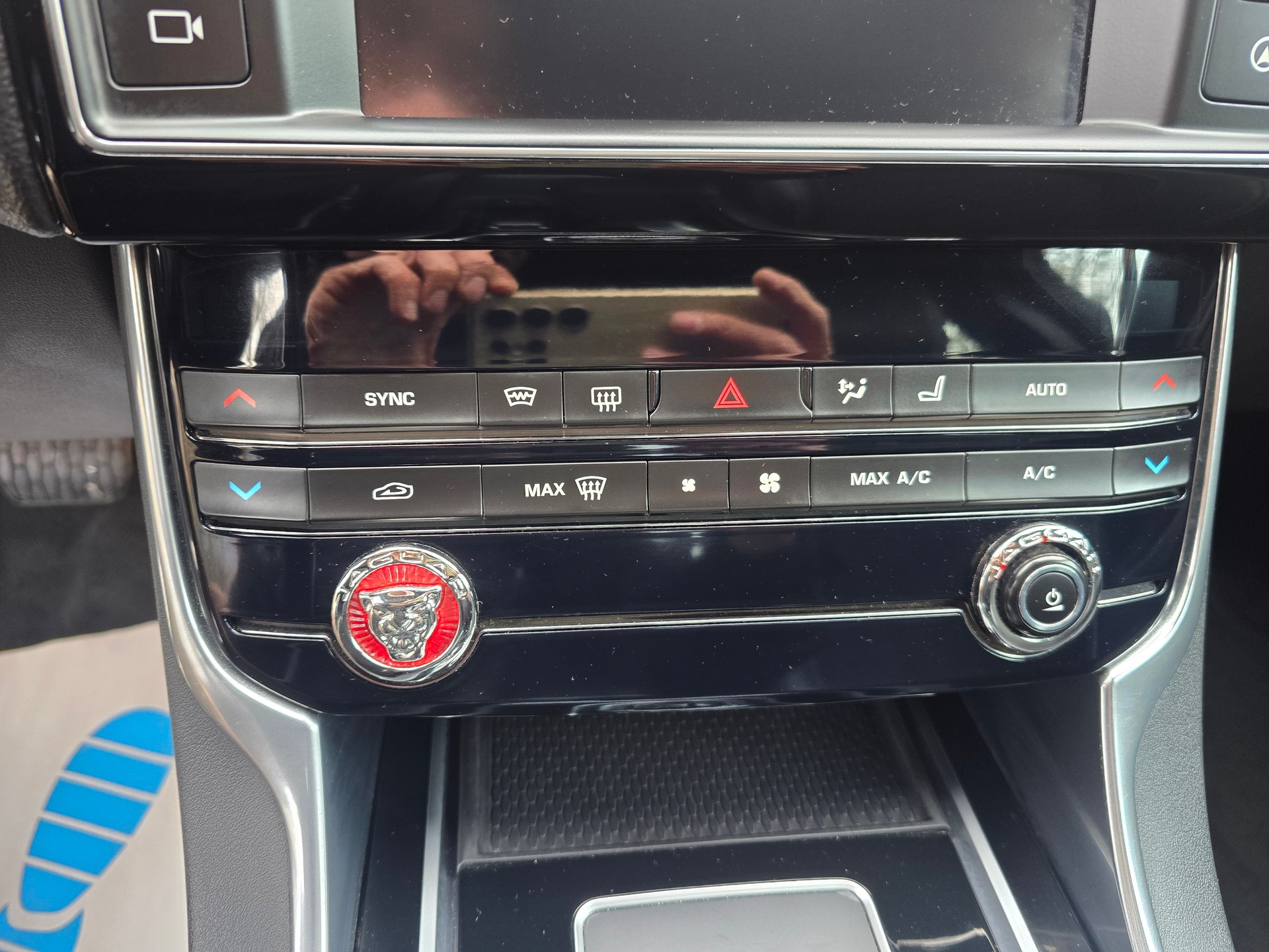 JAGUAR XE 20d Portfolio AWD Automat-image-24