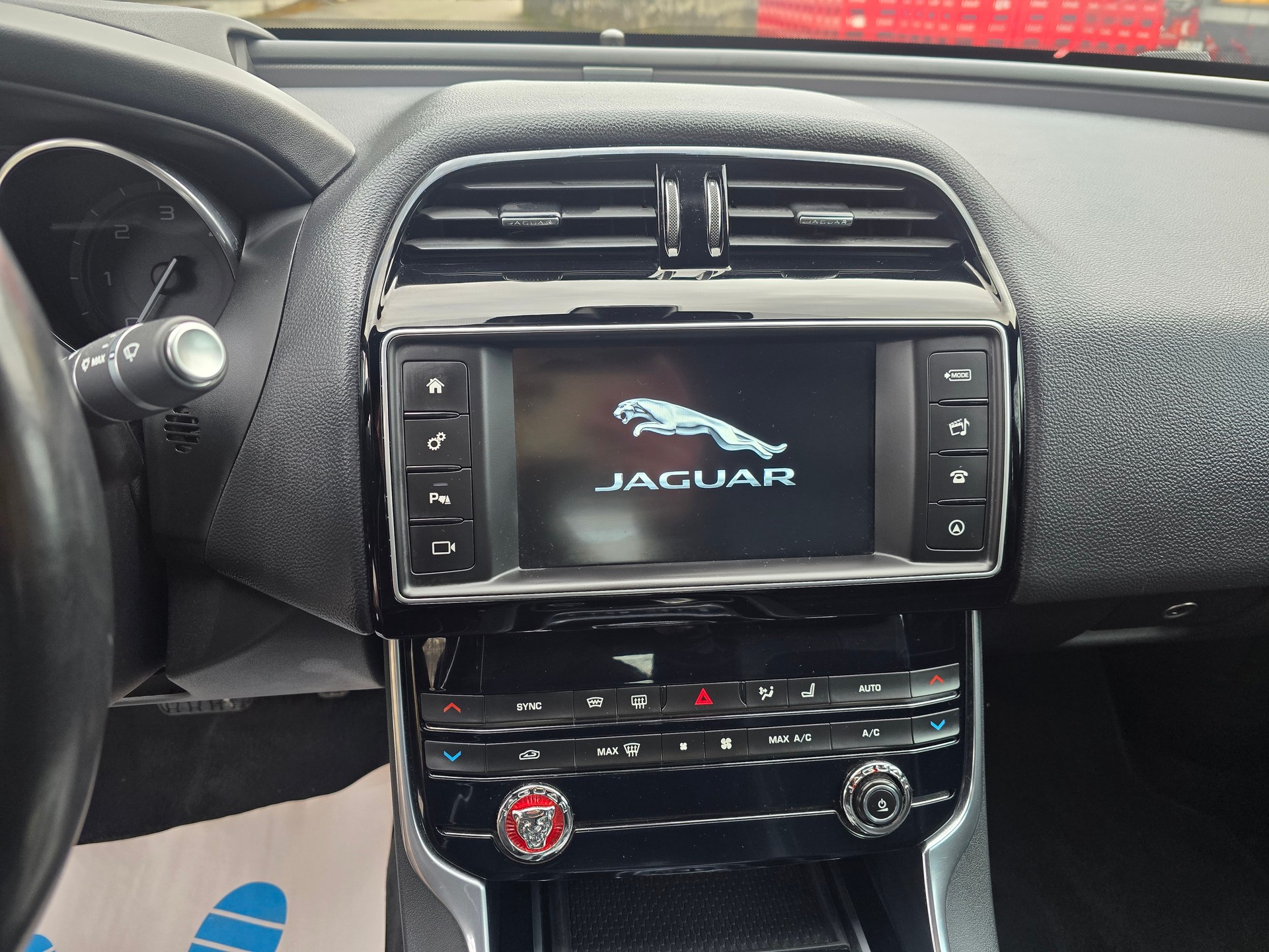 JAGUAR XE 20d Portfolio AWD Automat-image-23