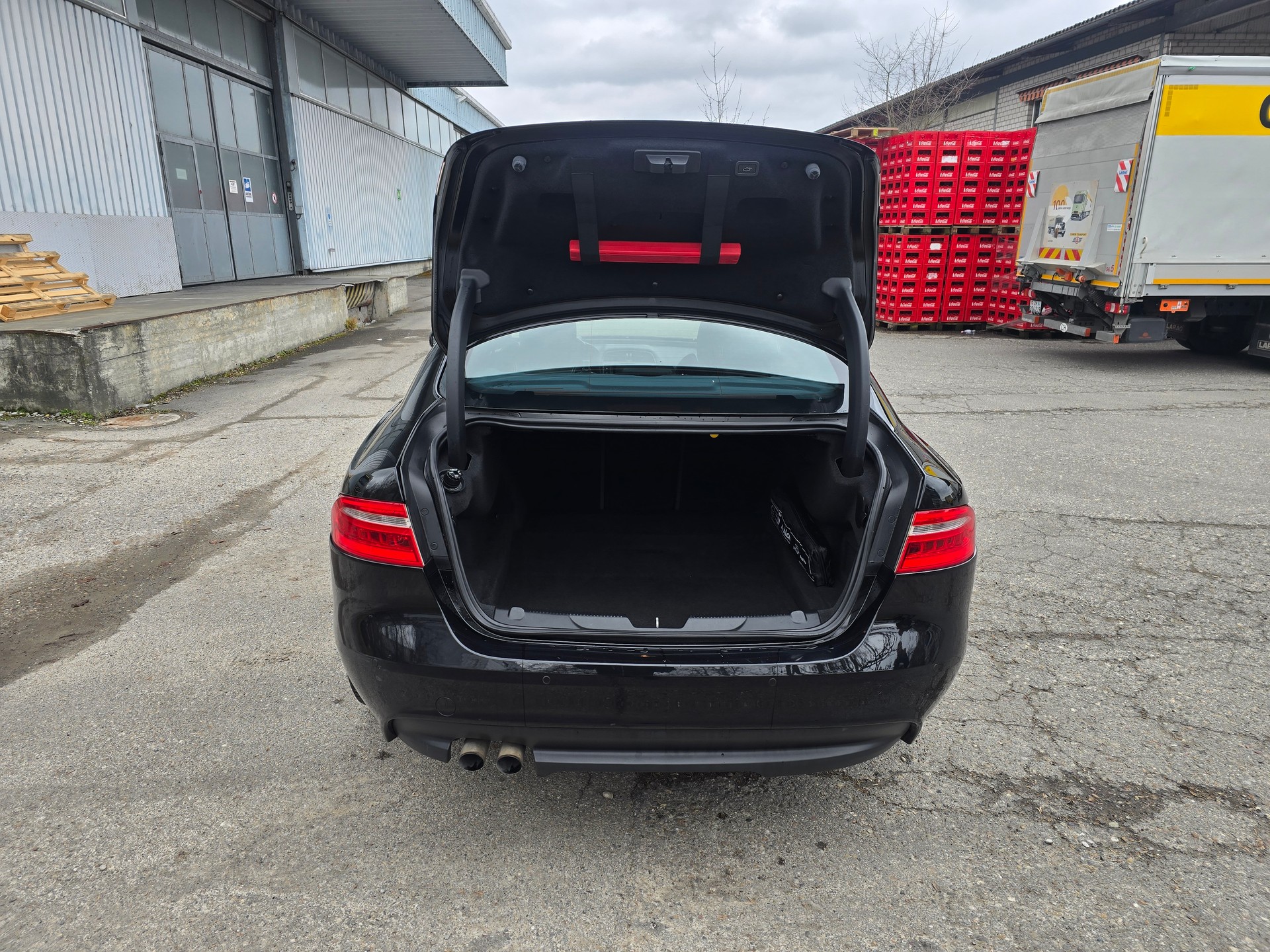 JAGUAR XE 20d Portfolio AWD Automat-image-6