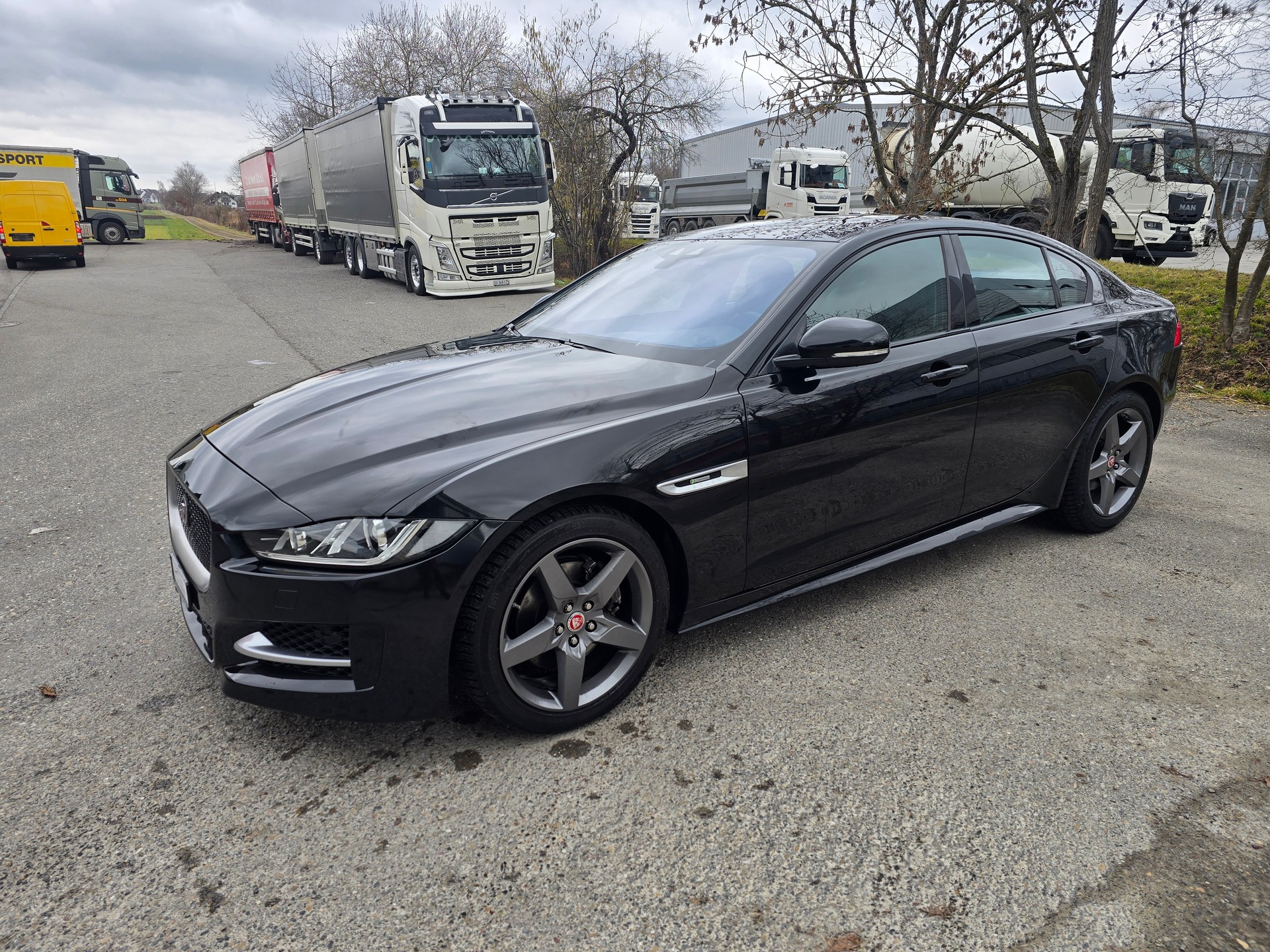 JAGUAR XE 20d Portfolio AWD Automat-showroom-element-1