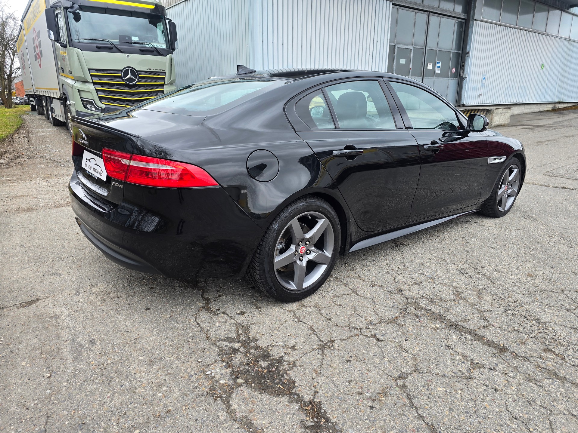 JAGUAR XE 20d Portfolio AWD Automat-image-4