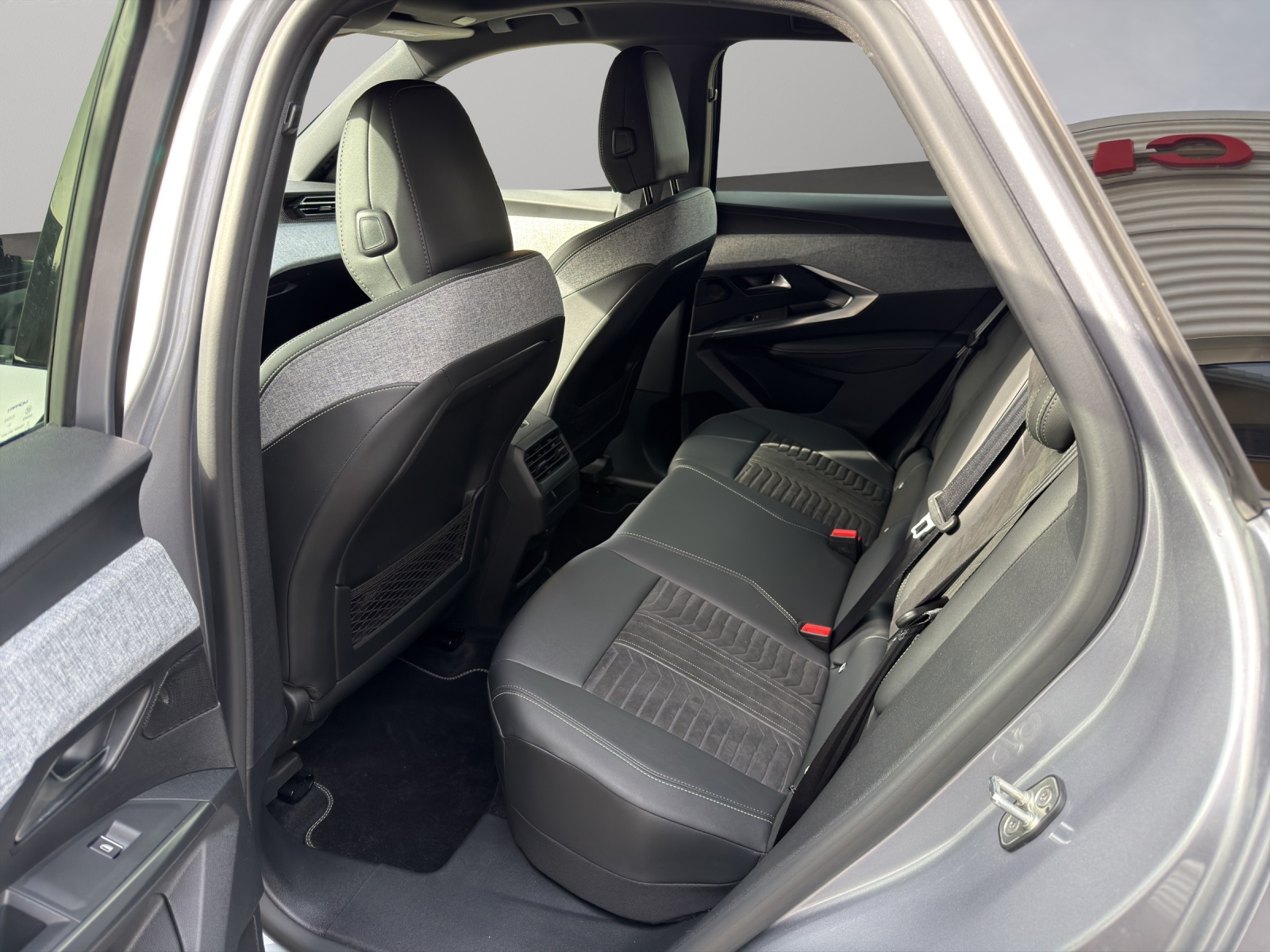 PEUGEOT 3008 1.2 Hybrid GT-image-4
