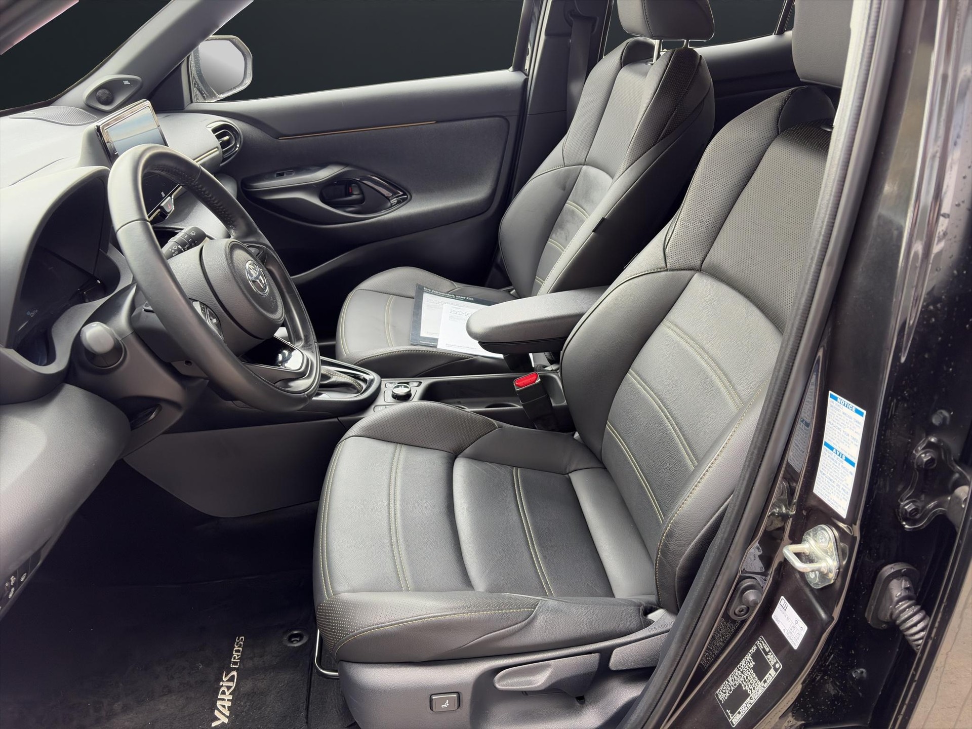 TOYOTA Yaris Cross 1.5 VVT-i HSD Premiere Edition AWD-i-image-5