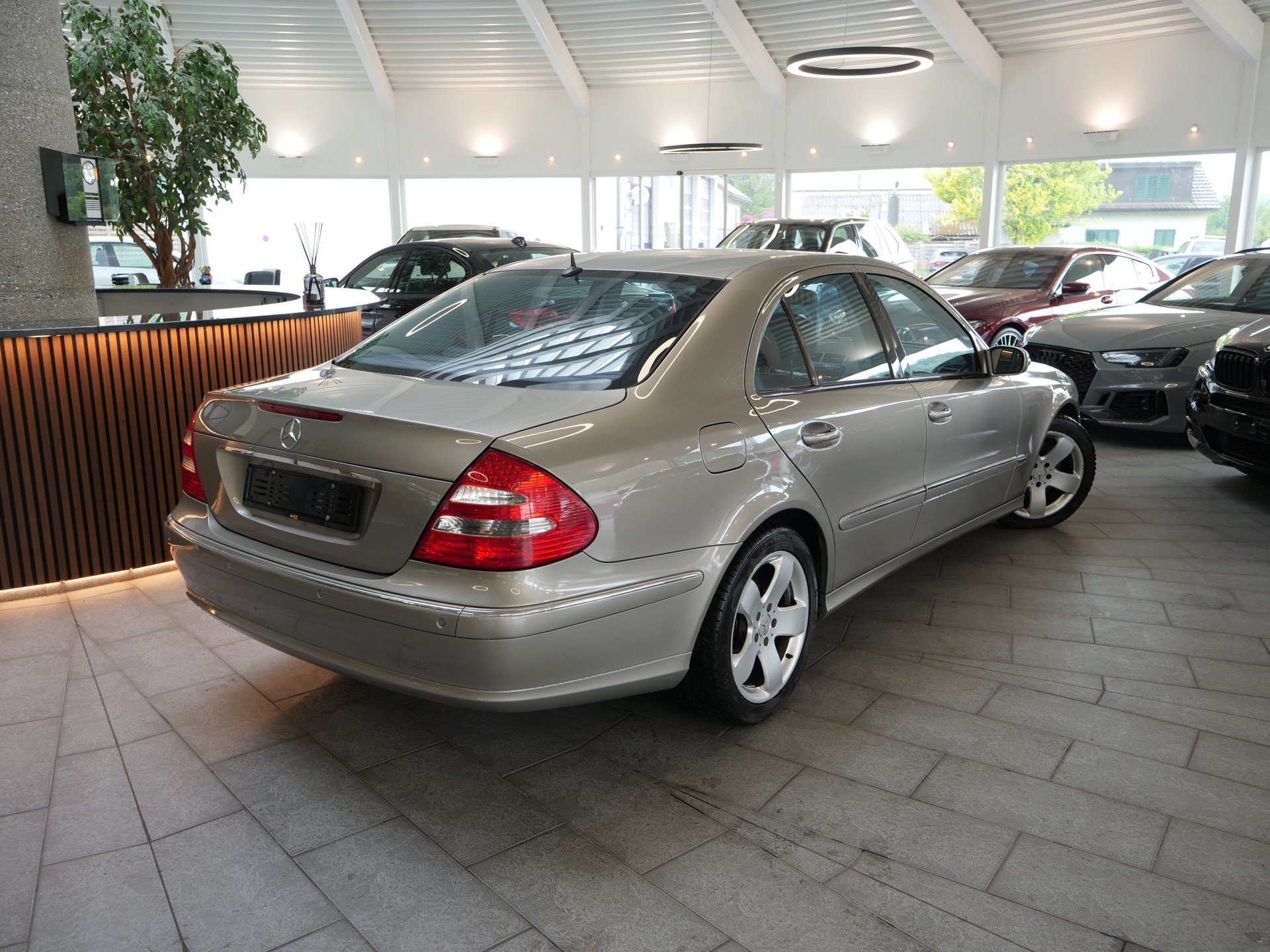 MERCEDES-BENZ E 500 Elégance 4Matic Automatic-showroom-element-2