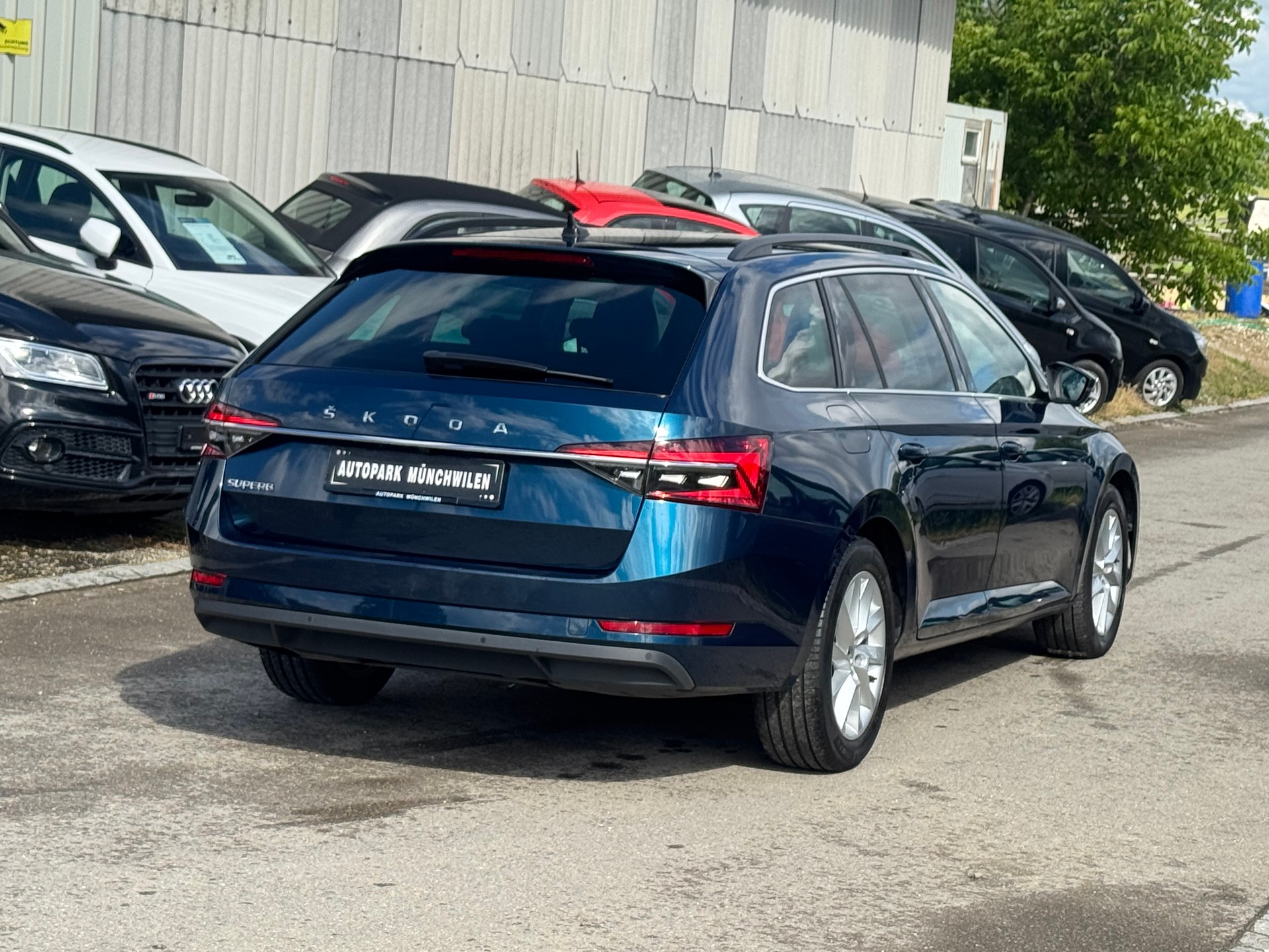SKODA Superb Combi 2.0 TDi Ambition DSG-image-2