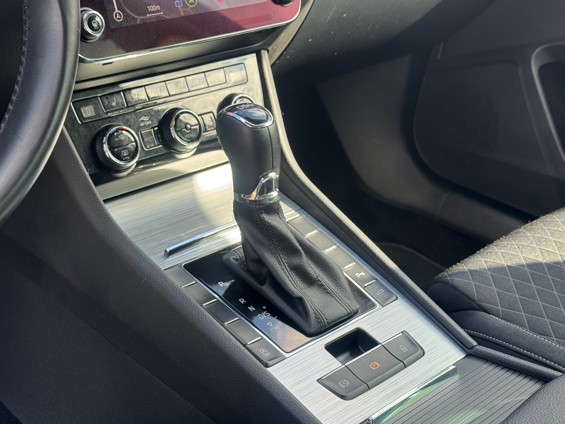 SKODA Superb Combi 2.0 TDi Ambition DSG-image-12