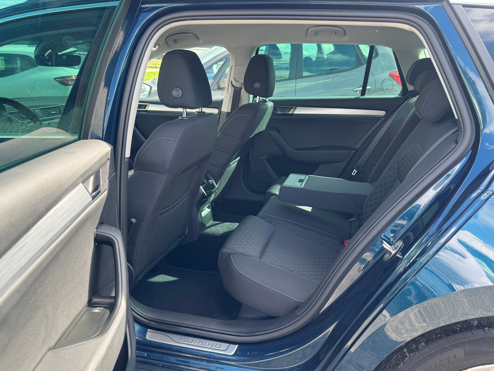 SKODA Superb Combi 2.0 TDi Ambition DSG-image-9
