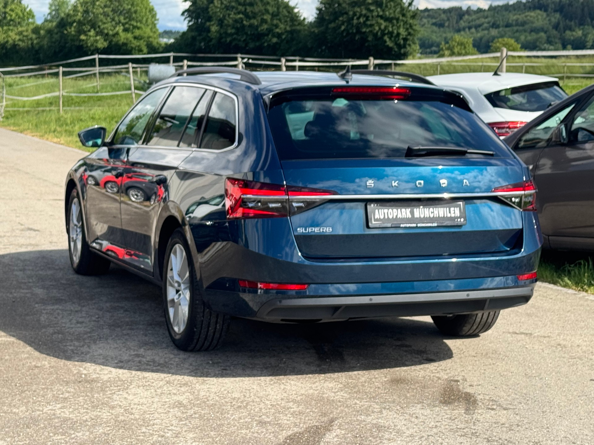 SKODA Superb Combi 2.0 TDi Ambition DSG-image-3