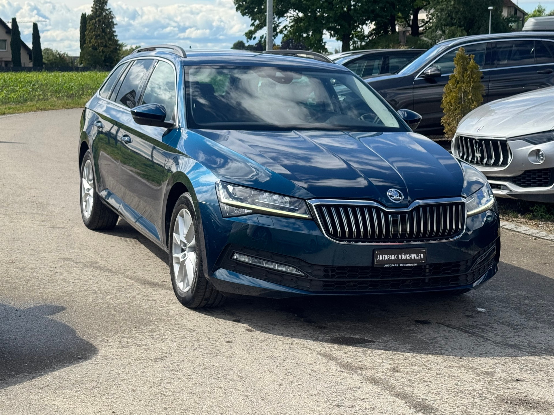 SKODA Superb Combi 2.0 TDi Ambition DSG-image-1