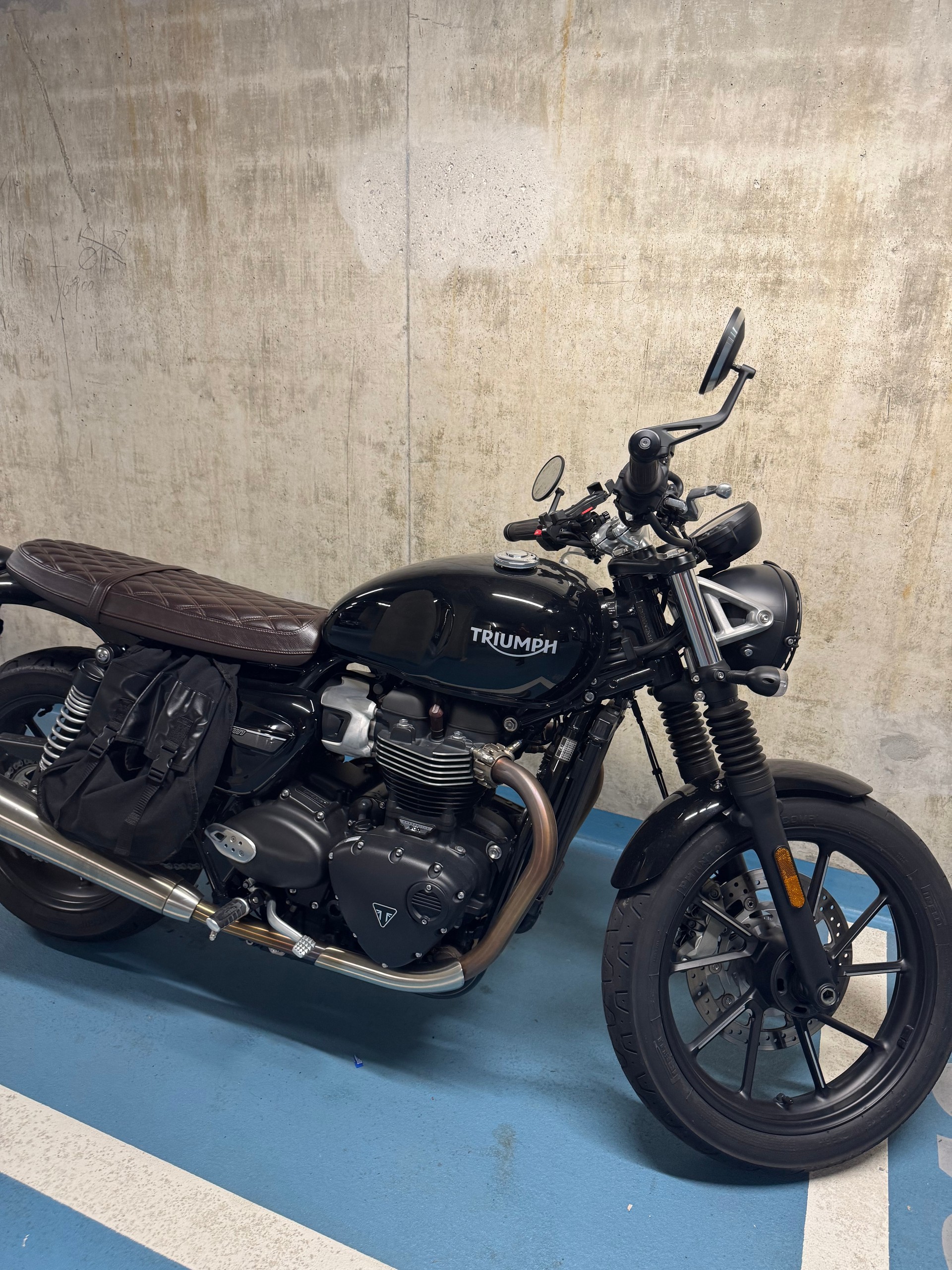 TRIUMPH Street Twin 900 Black-image-2
