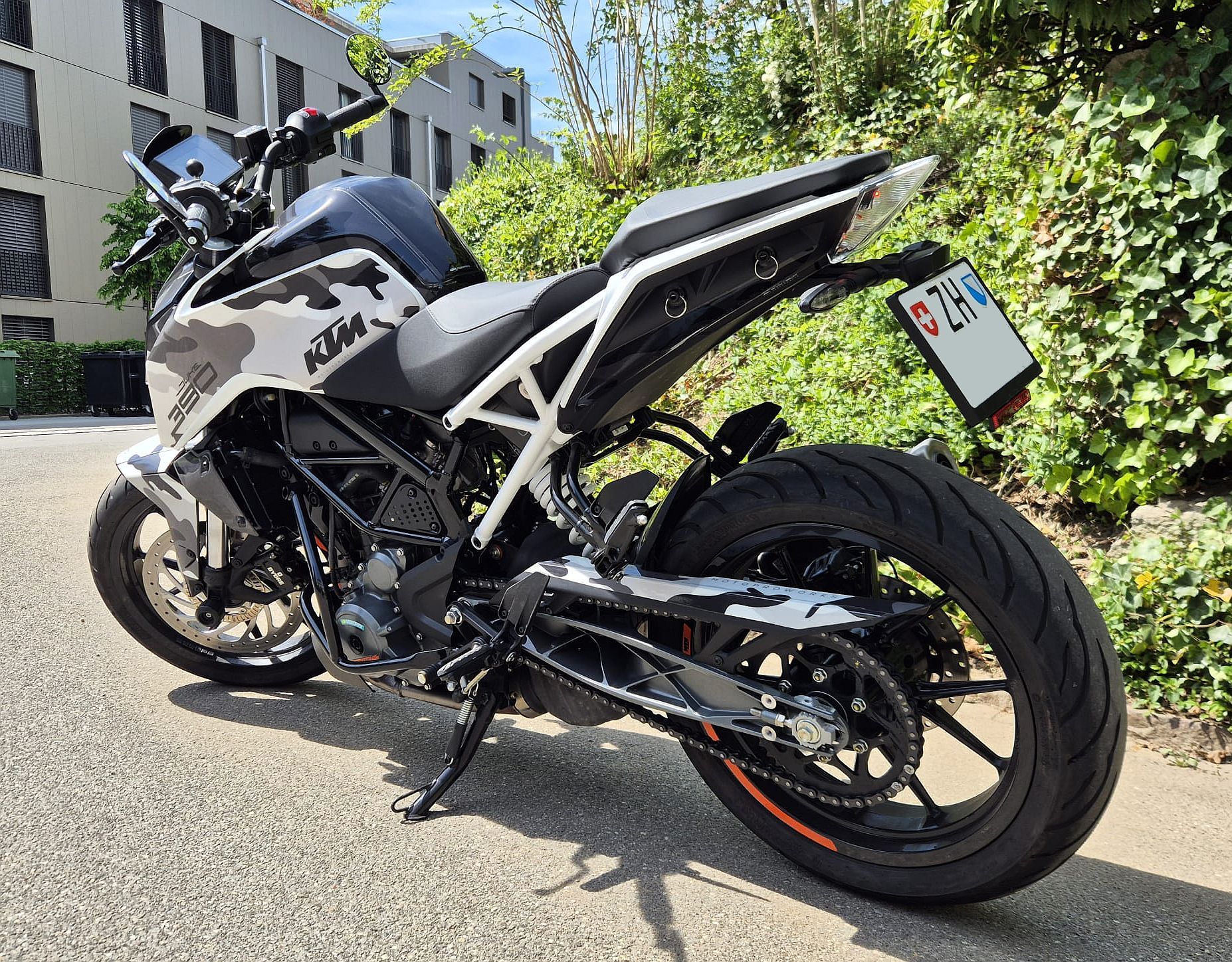 KTM 390 Duke-image-2