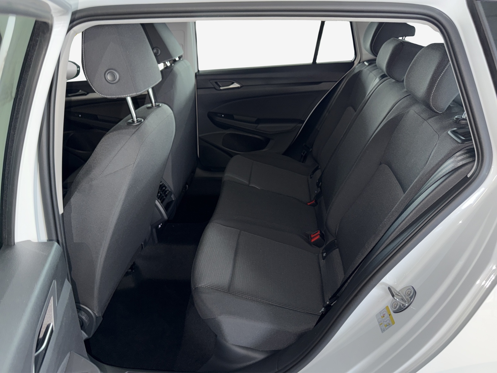 VW Golf Variant 1.5 eTSI mHEV Basis-image-11