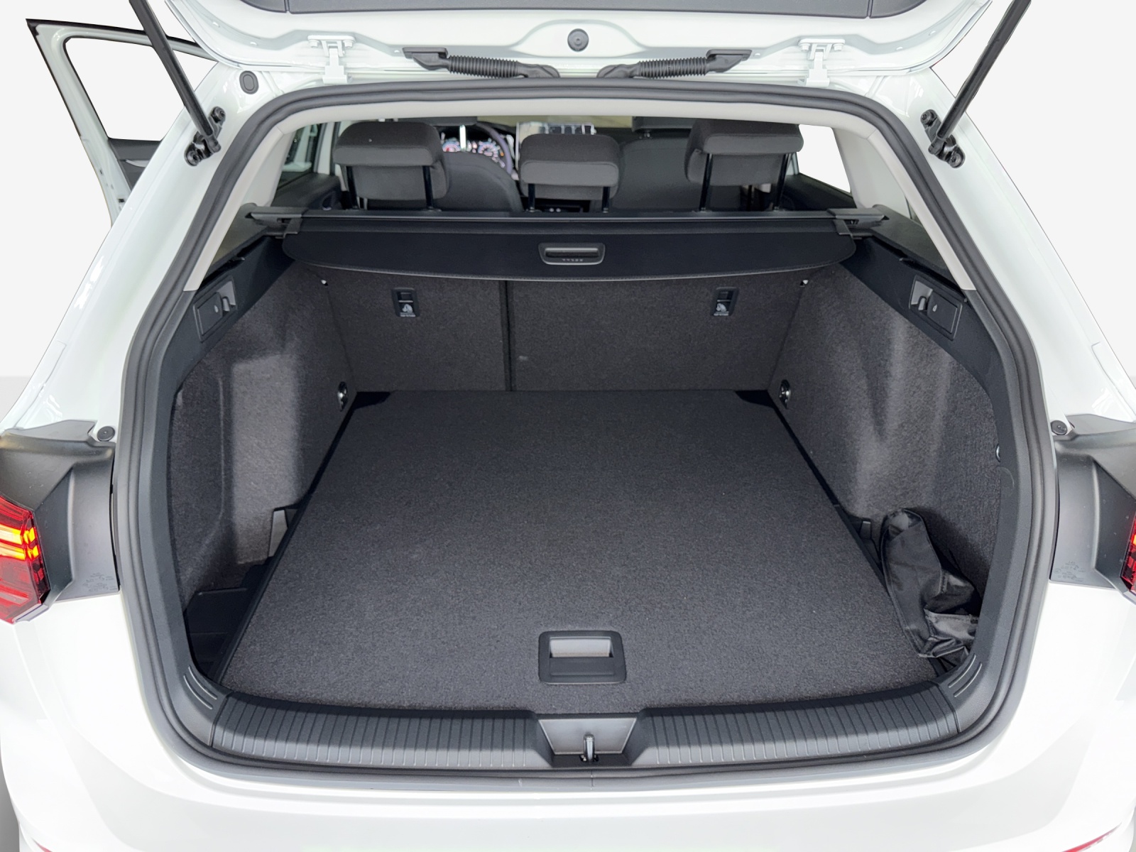 VW Golf Variant 1.5 eTSI mHEV Basis-image-12
