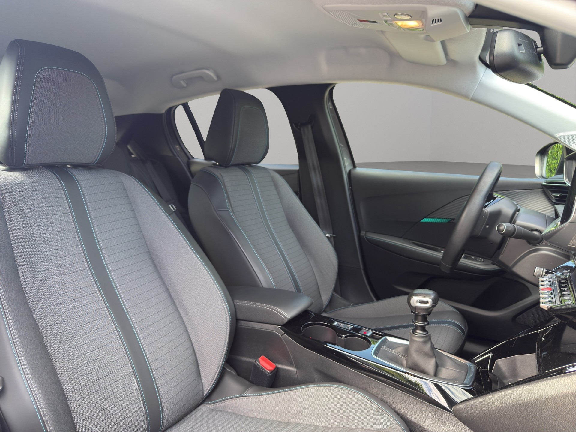 PEUGEOT 208 1.2 PureTech Allure-image-21