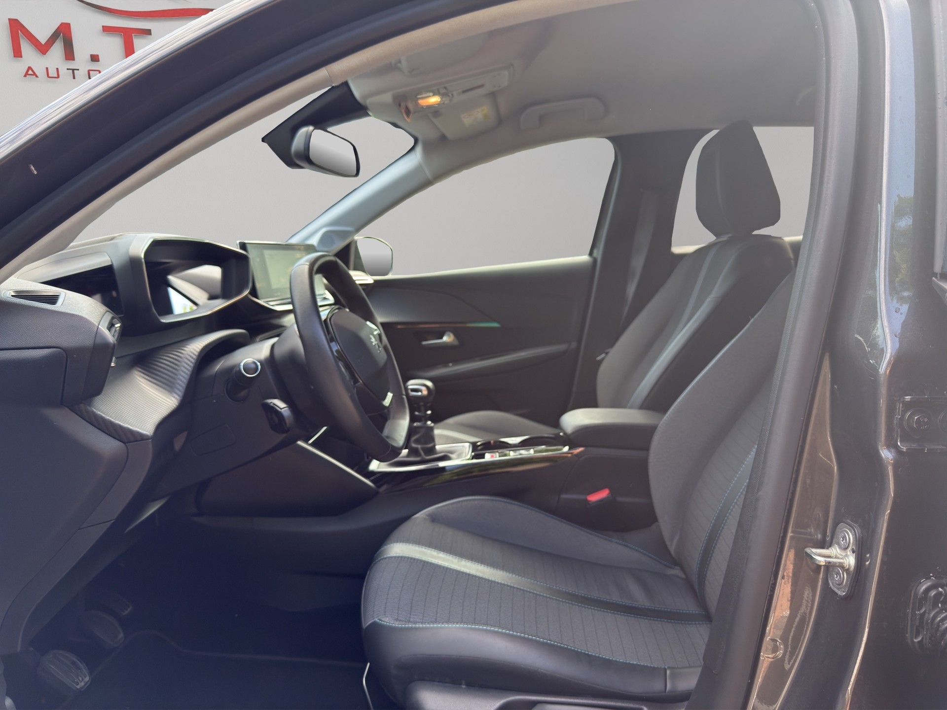 PEUGEOT 208 1.2 PureTech Allure-image-14