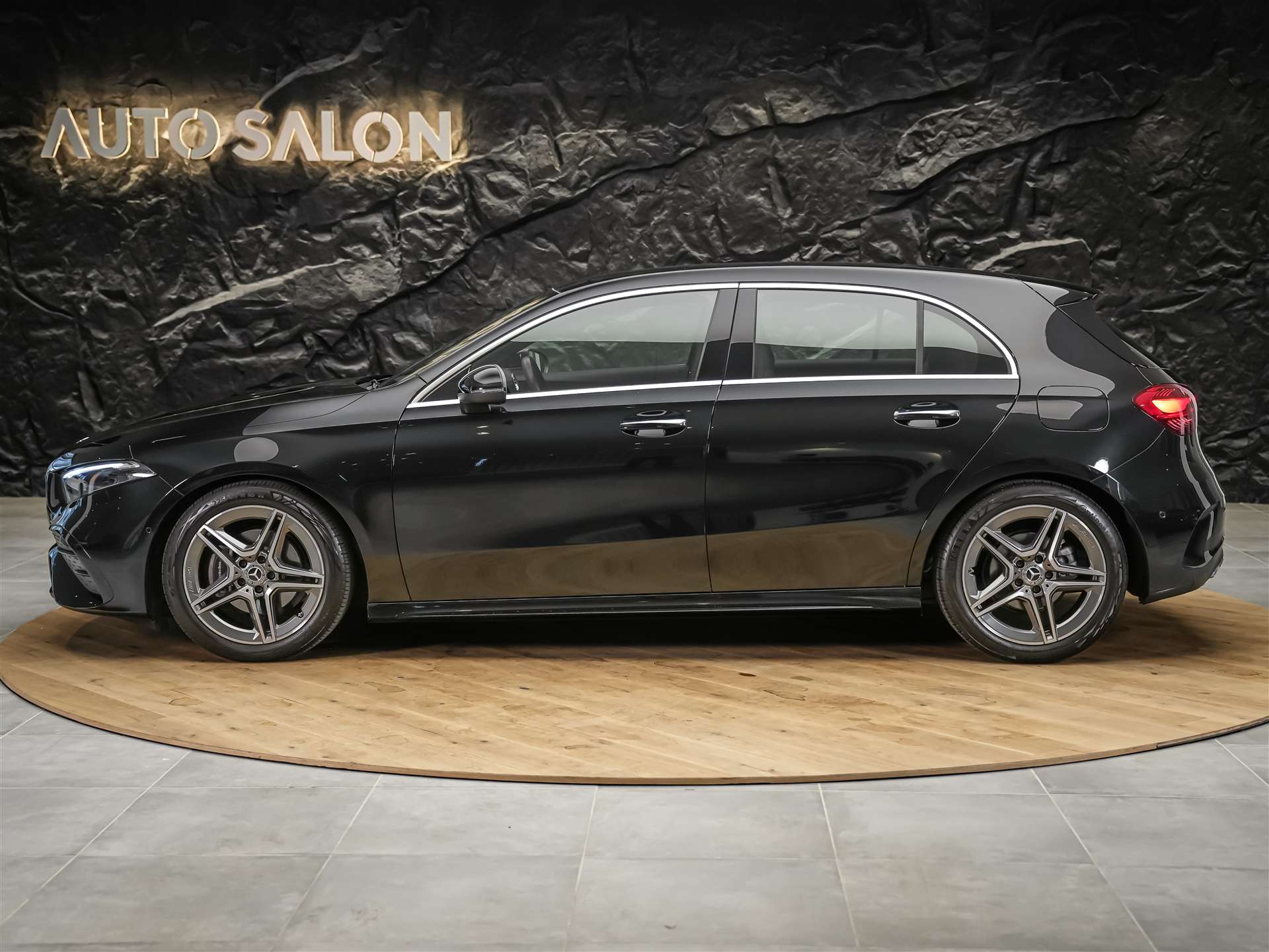 MERCEDES-BENZ A 180 AMG Line 7G-DCT *Facelift*Werksgarantie*Kamera*Abstandsregler-showroom-element-2