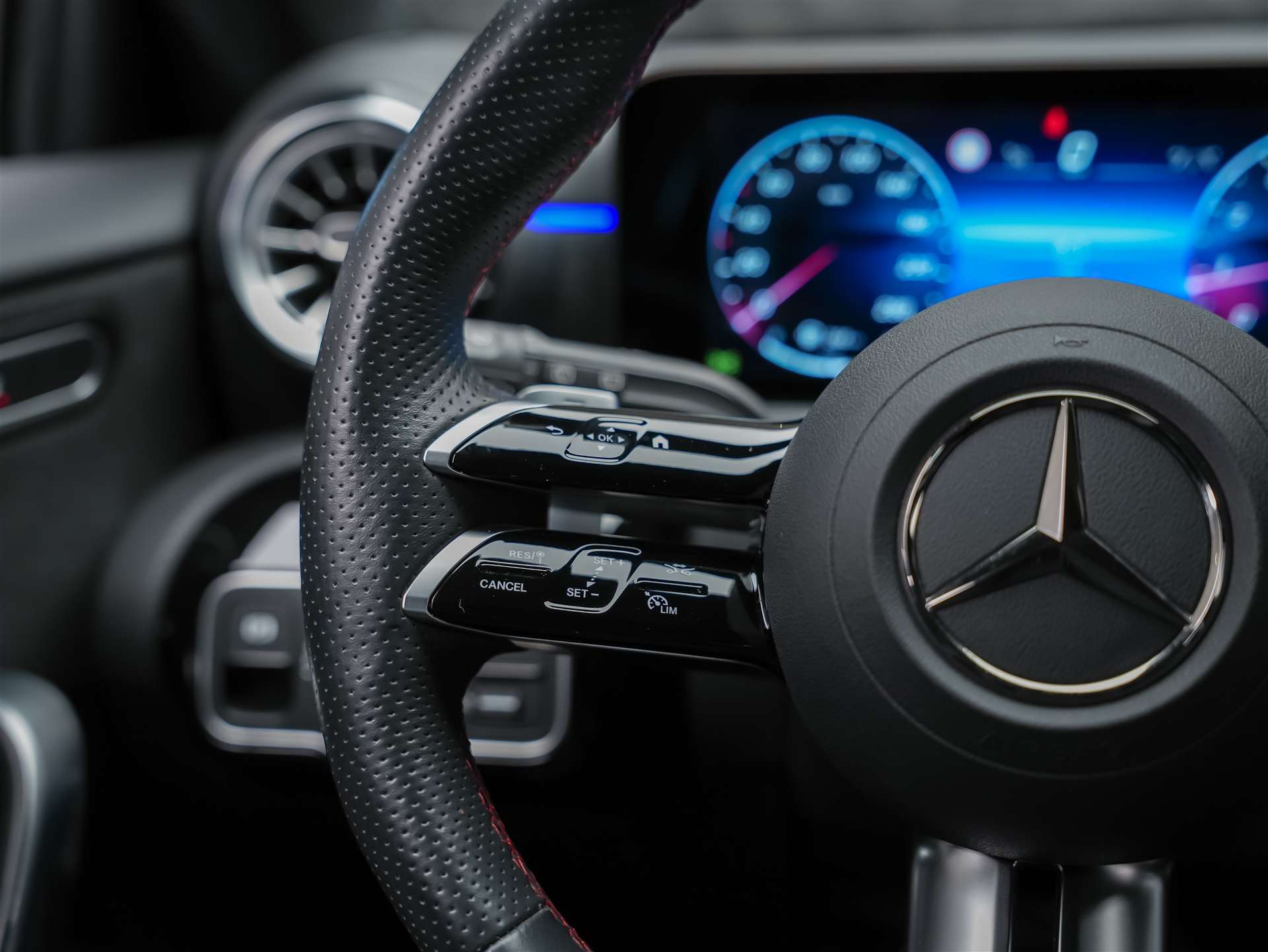 MERCEDES-BENZ A 180 AMG Line 7G-DCT *Facelift*Werksgarantie*Kamera*Abstandsregler-image-24