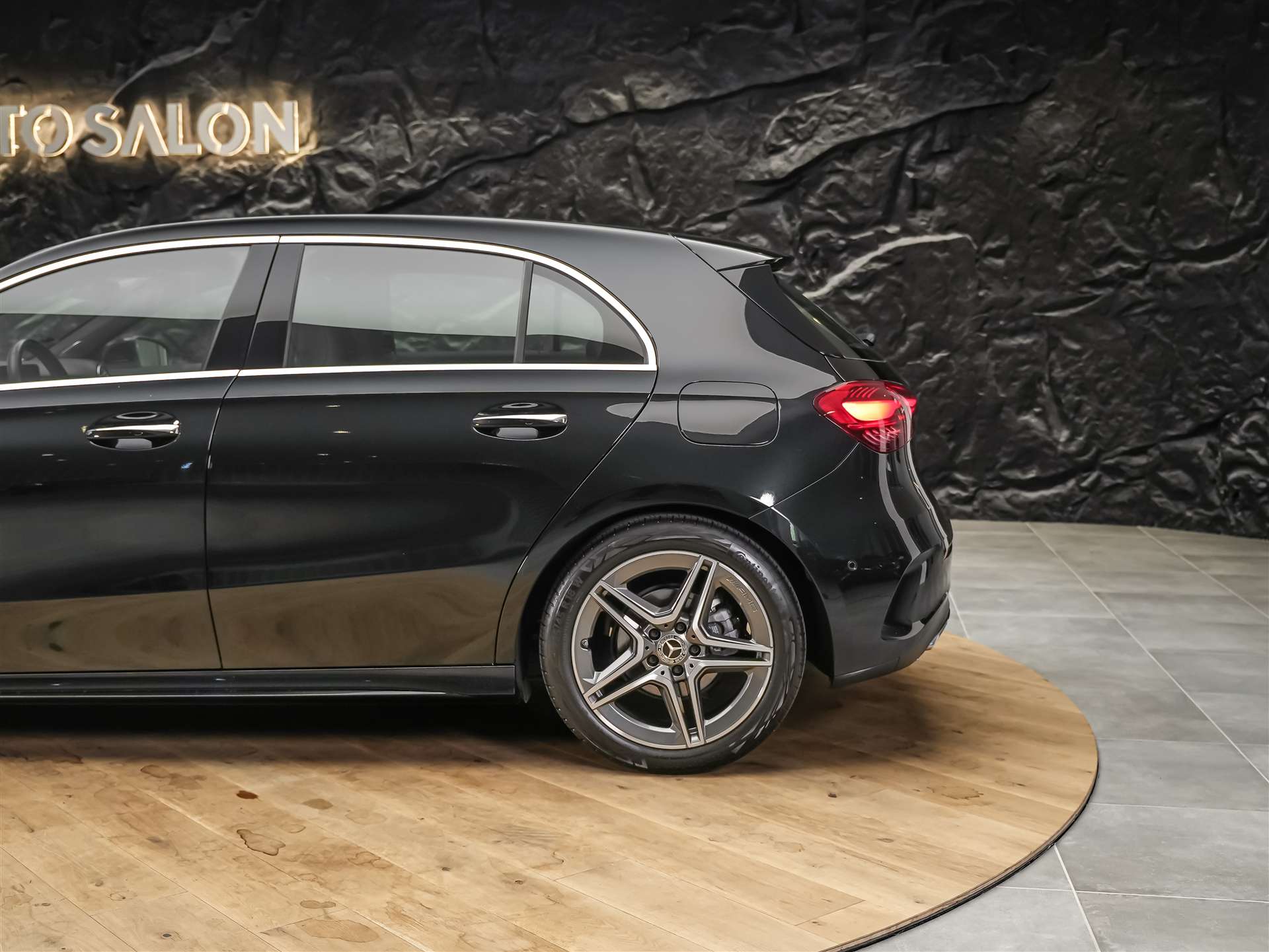 MERCEDES-BENZ A 180 AMG Line 7G-DCT *Facelift*Werksgarantie*Kamera*Abstandsregler-image-16
