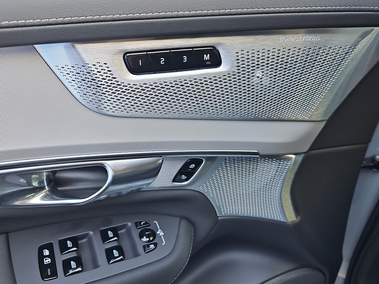 VOLVO XC90 2.0 T8 TE Black Edition eAWD-image-15
