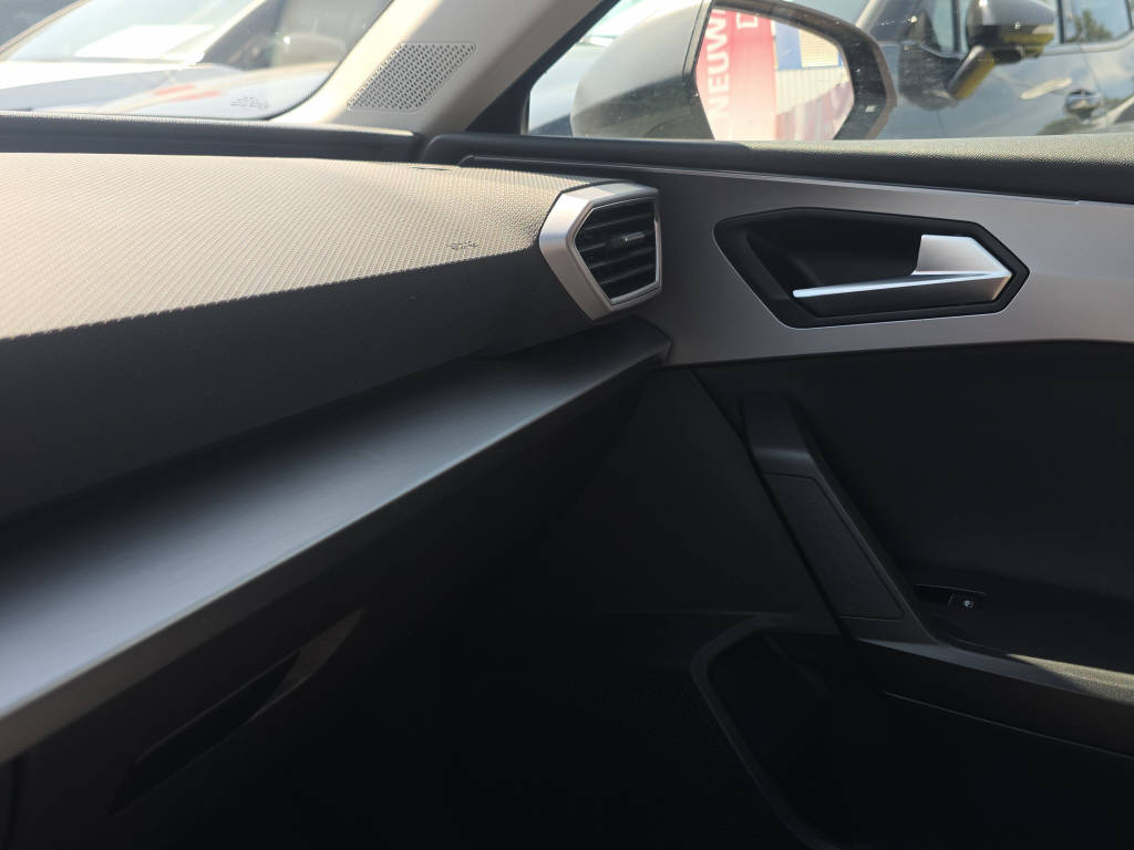 SEAT Leon 1.5 eTSI 150 FR DSG-image-21
