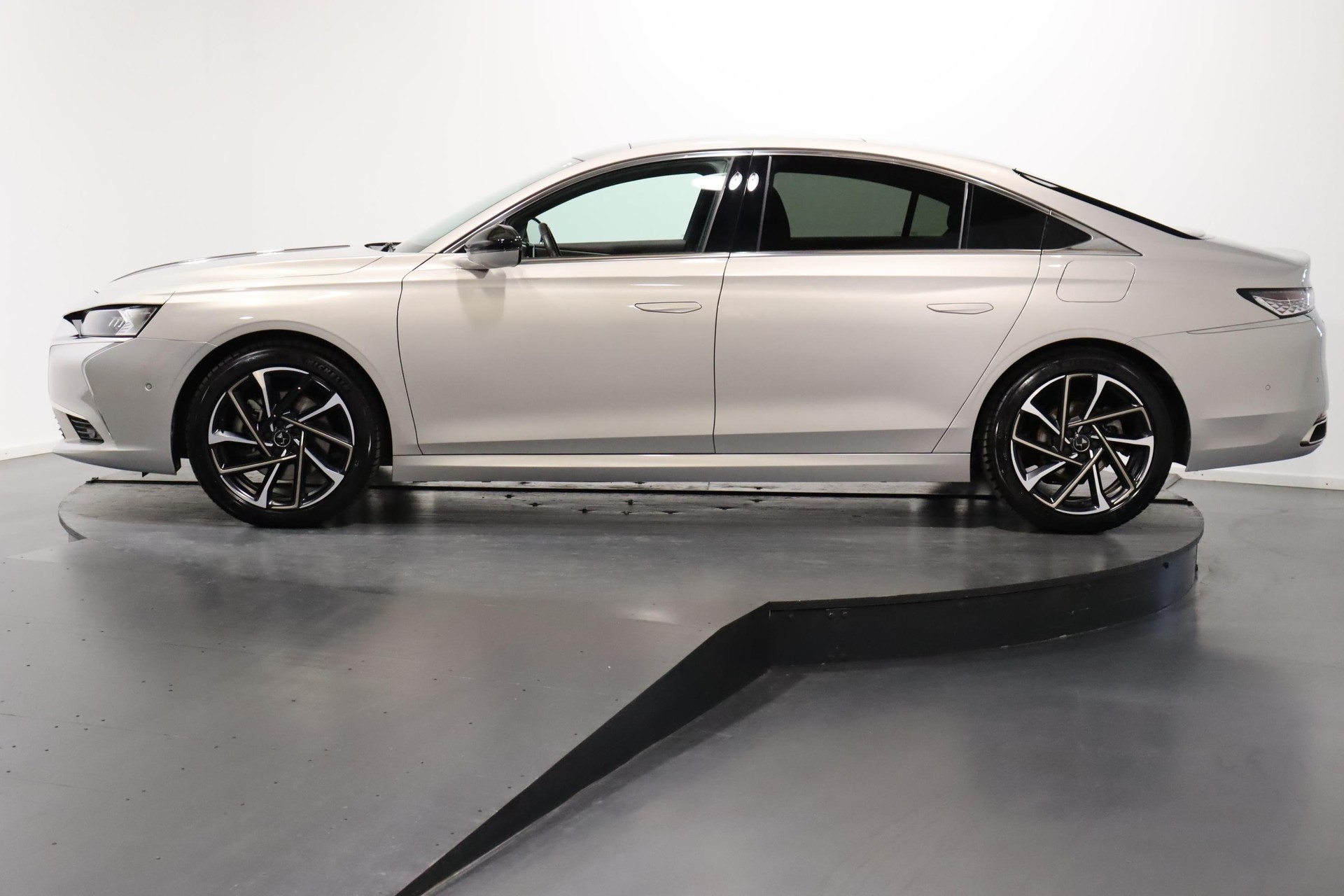 DS AUTOMOBILES 9 1.6 E-Tense Rivoli+-showroom-element-1