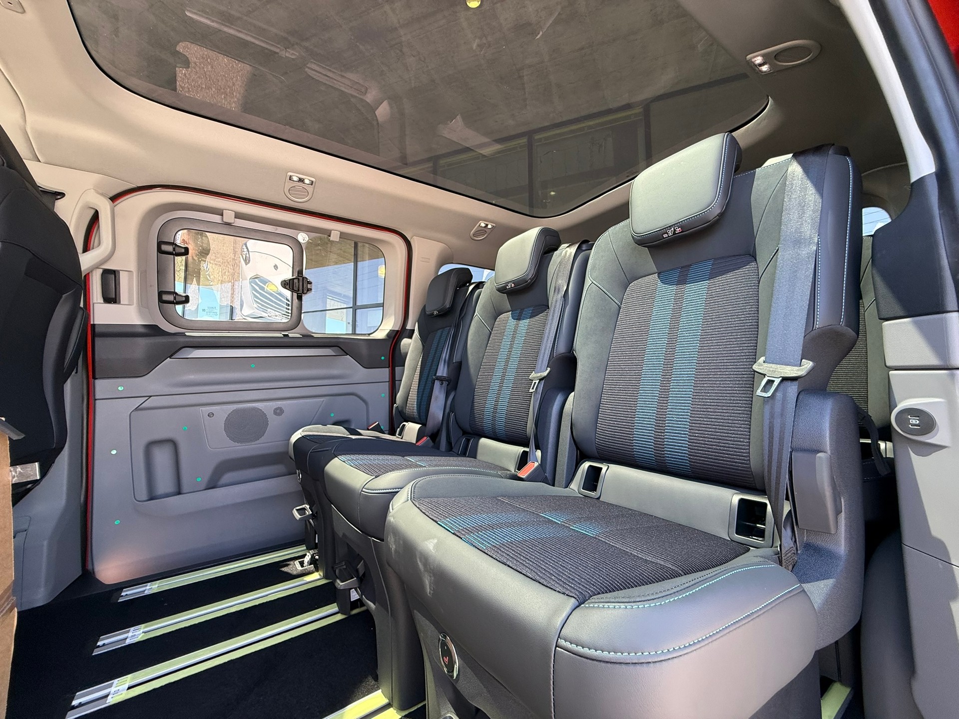 FORD Tourneo Bus 320 L1H1 Sport Automat 4x4-image-9