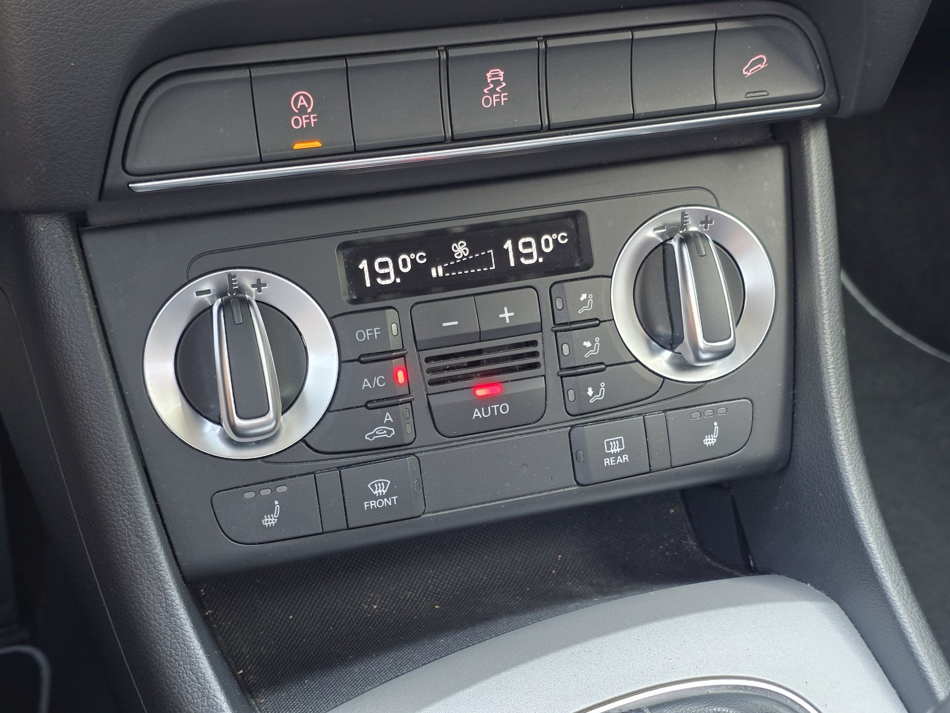 AUDI Q3 2.0 TFSI quattro-image-18