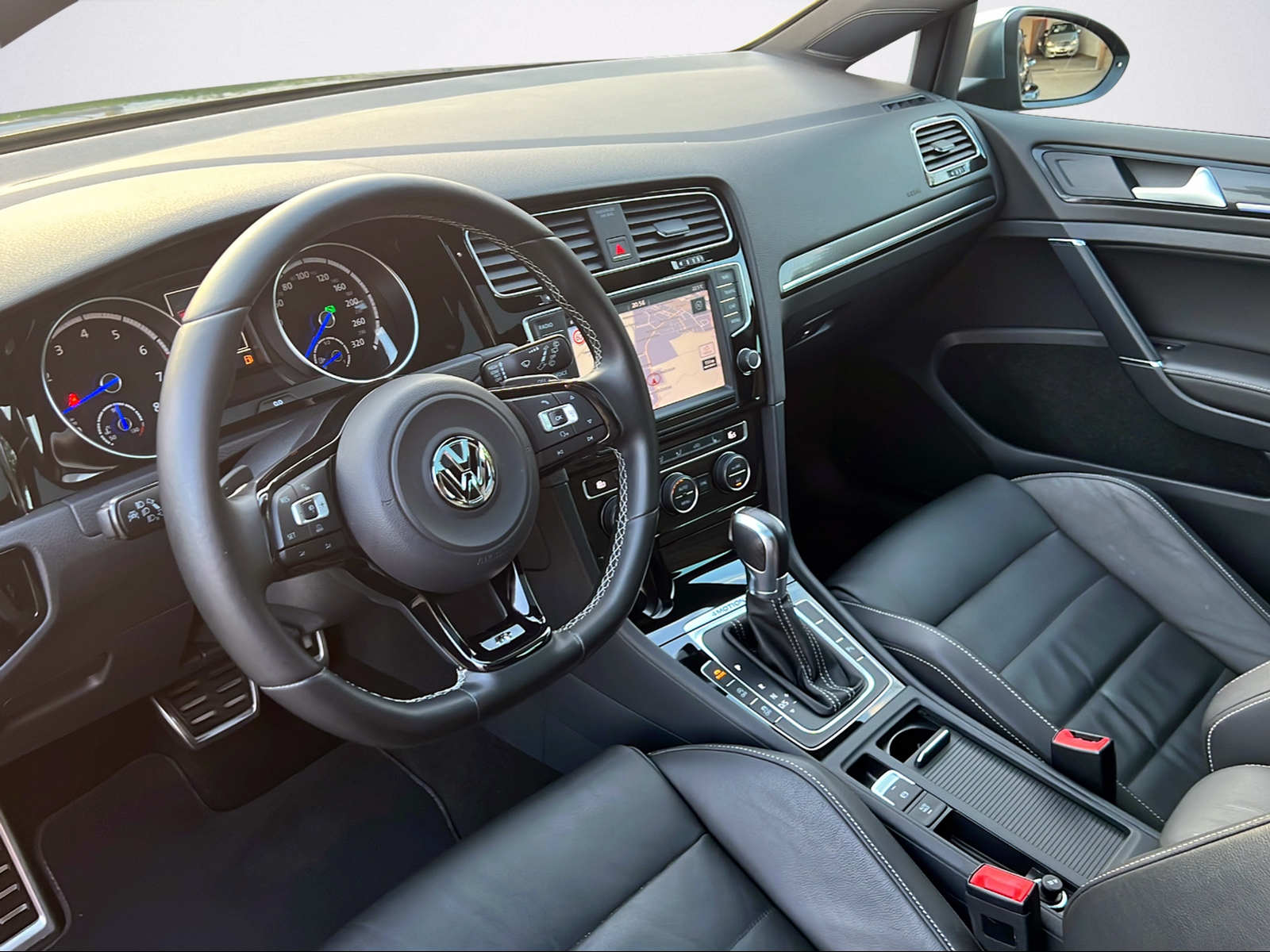 VW Golf 2.0 TSI R 4Motion DSG-image-8