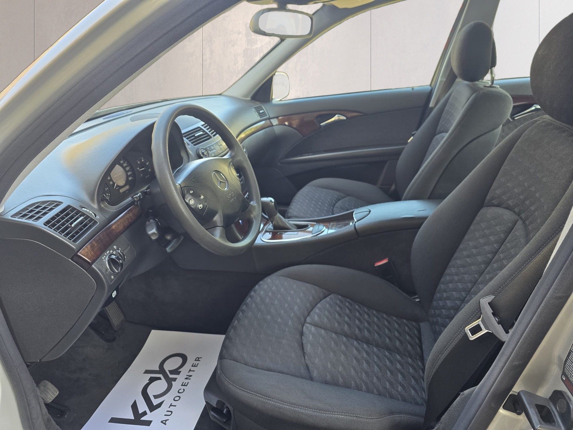 MERCEDES-BENZ E220 CDI Classic-image-15