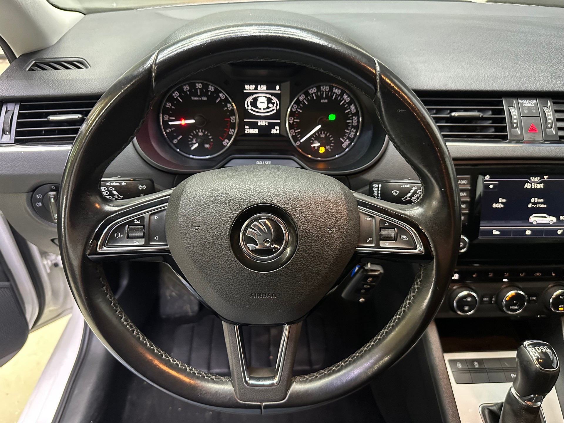 SKODA Octavia Combi 1.6 TDI Ambition DSG-image-15