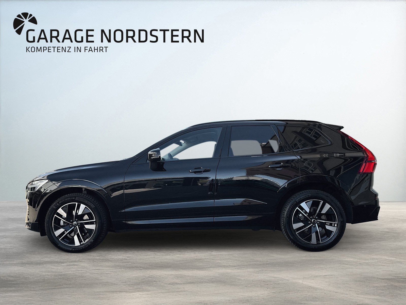 VOLVO XC60 2.0 B5 MH Plus Dark AWD-showroom-element-1