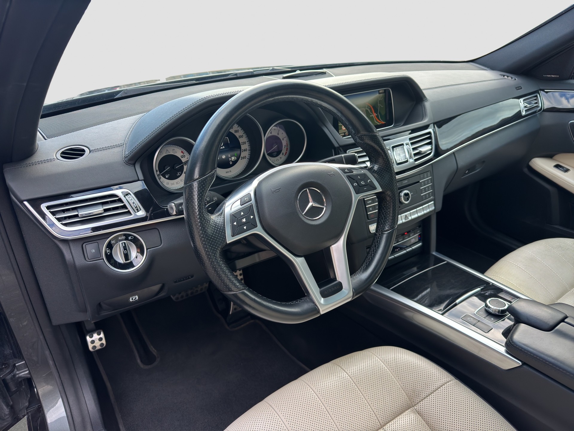 MERCEDES-BENZ E 500 Avantgarde 4Matic 7G-Tronic-image-8