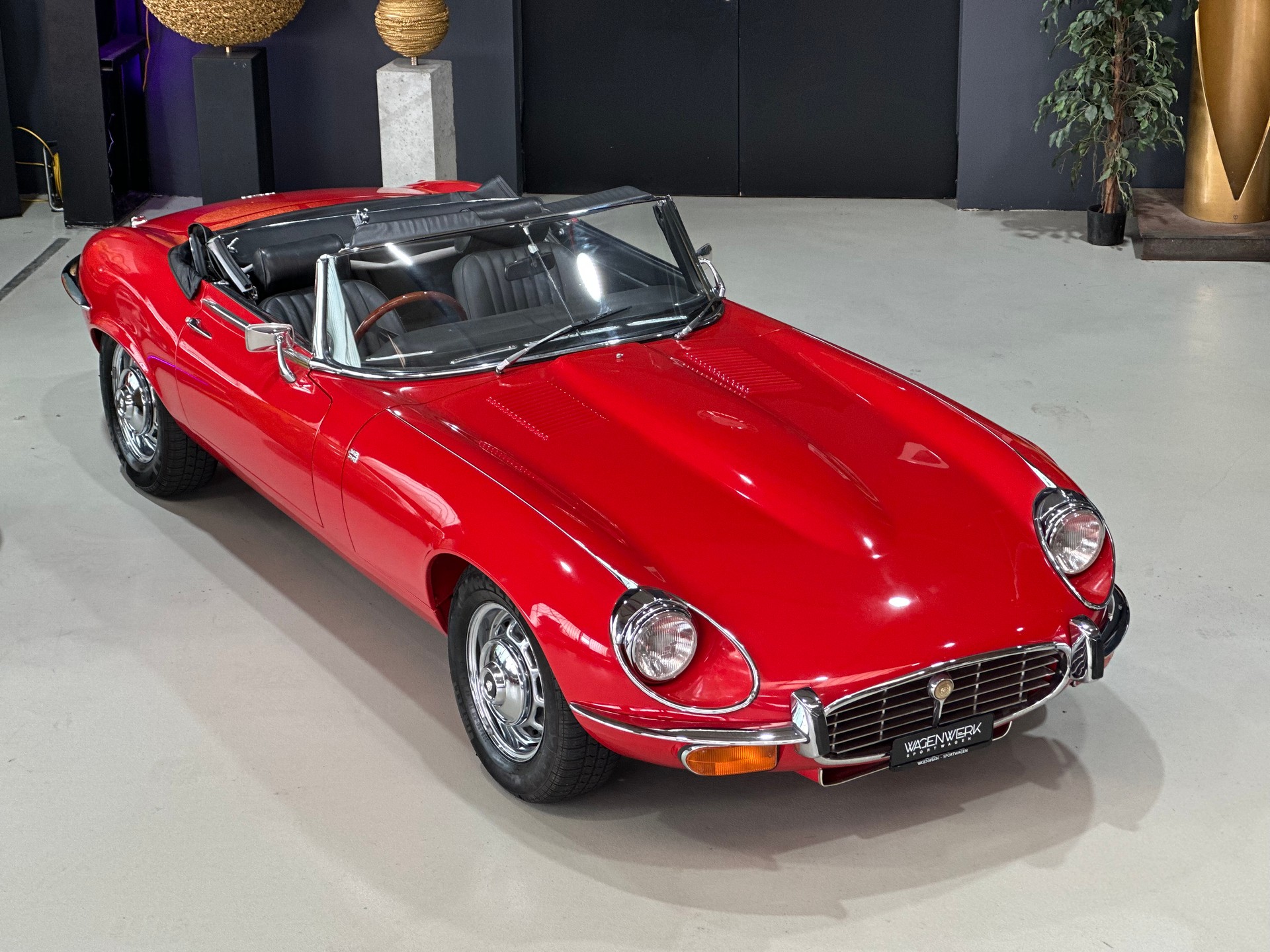 JAGUAR E TYPE V12-showroom-element-3