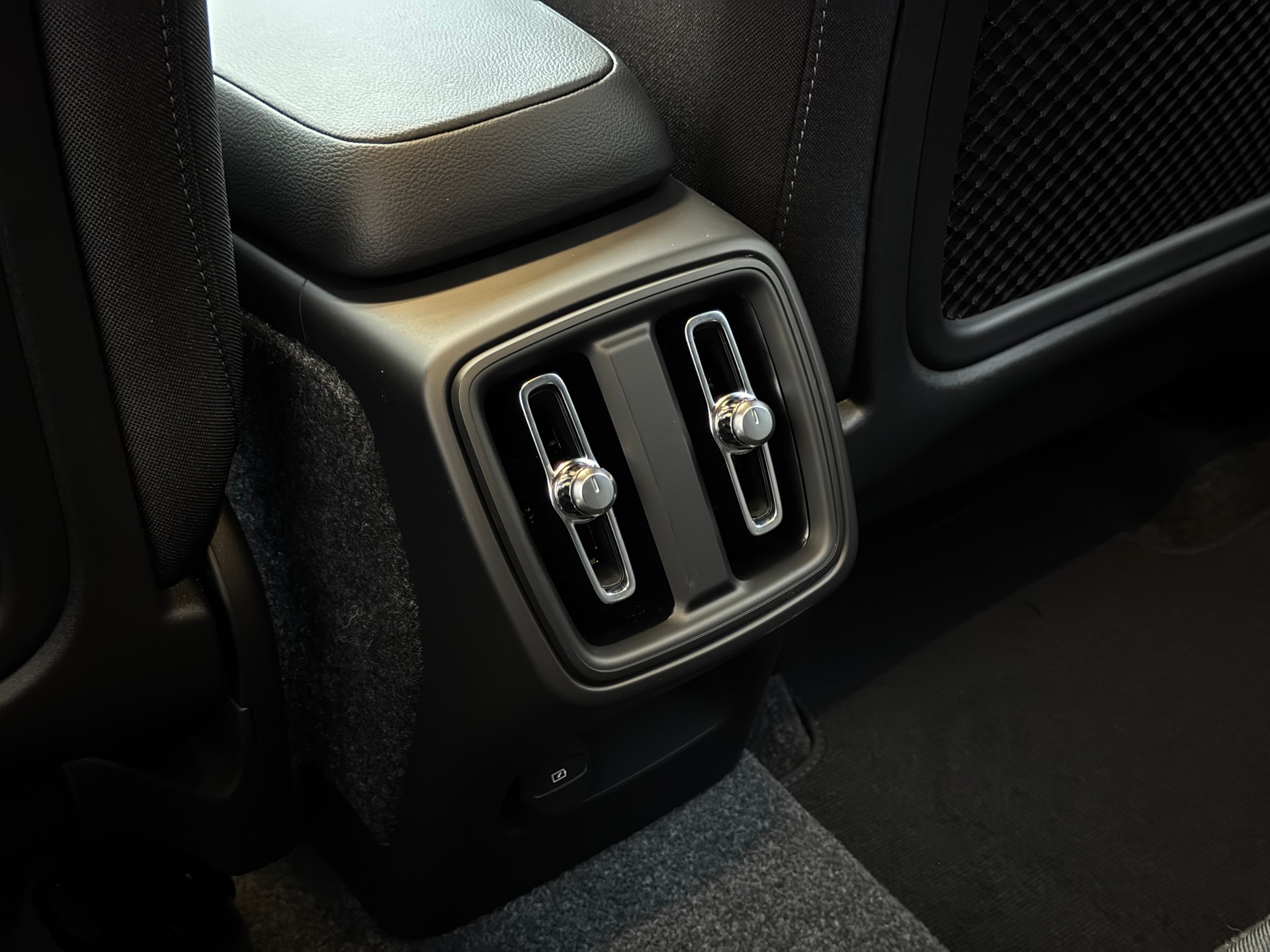 VOLVO XC40 2.0 B3 MH XCITE-image-17