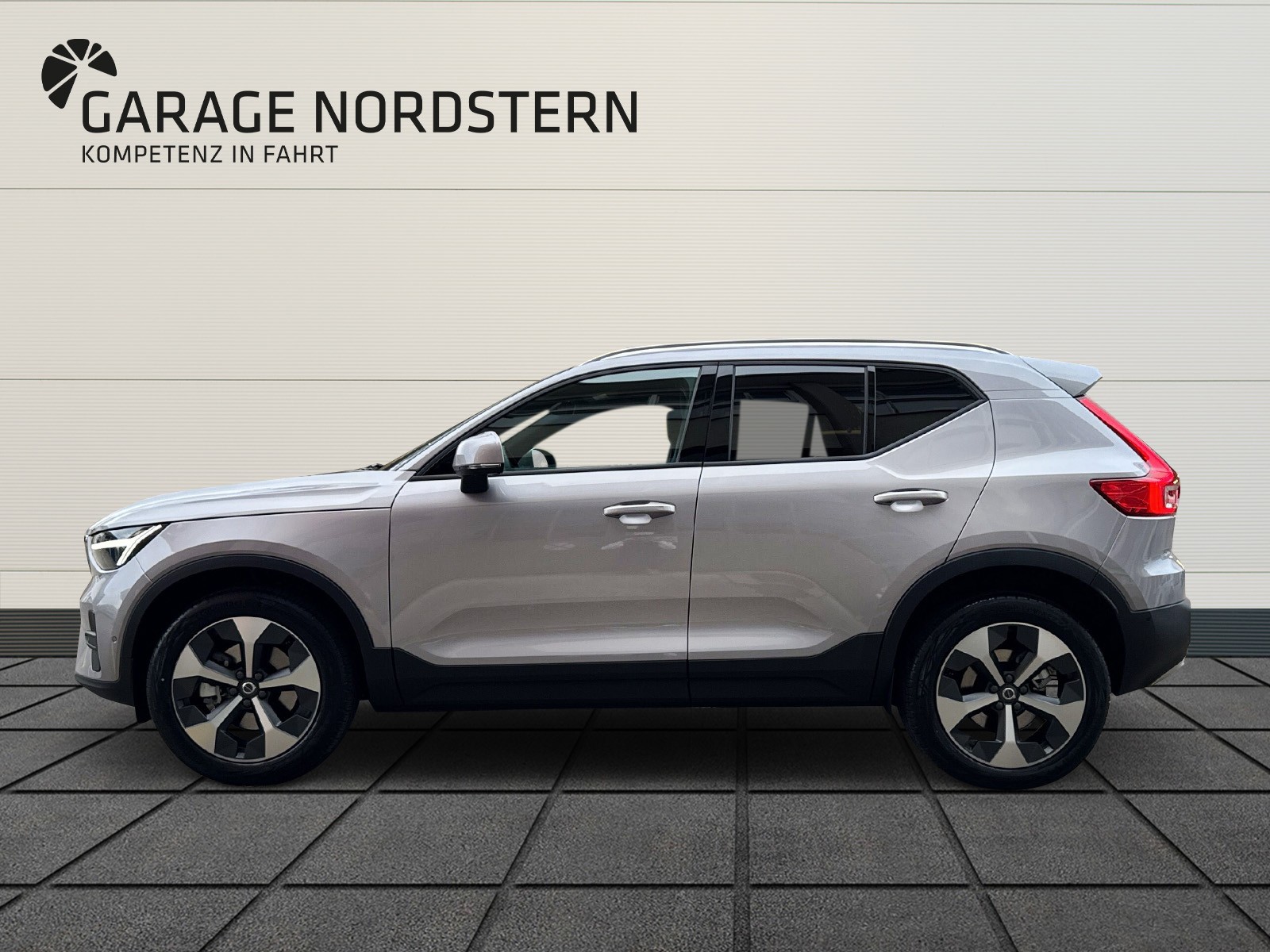 VOLVO XC40 2.0 B3 MH XCITE-showroom-element-1