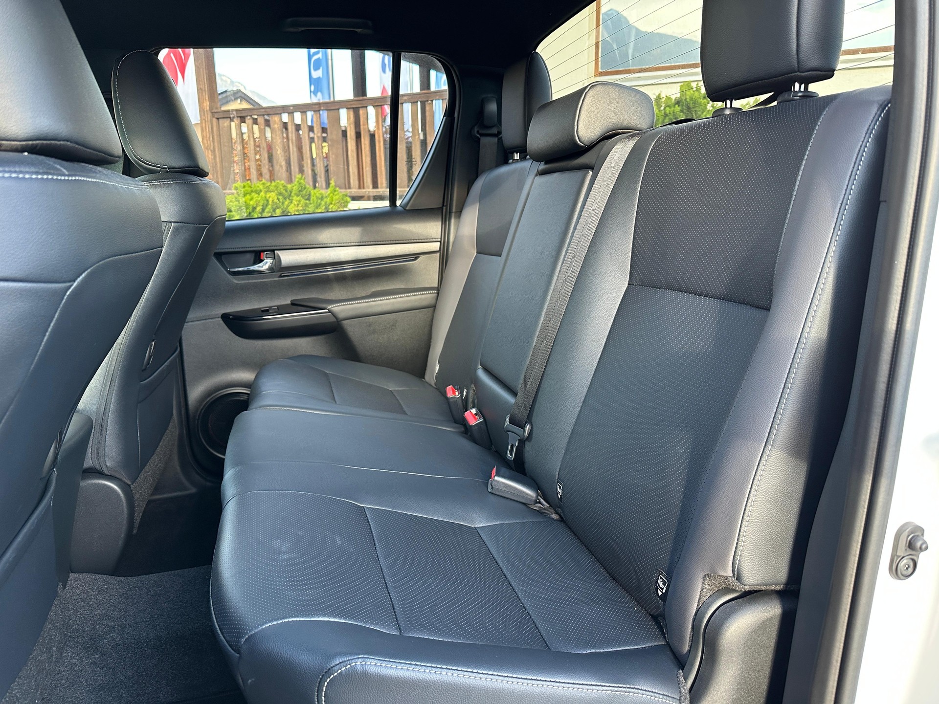 TOYOTA Hilux 2.8D-4D MHEV Invincible Double Cab 4x4 A-image-11