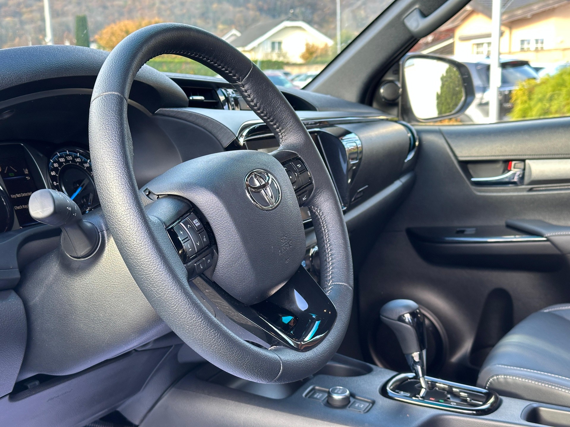TOYOTA Hilux 2.8D-4D MHEV Invincible Double Cab 4x4 A-image-12