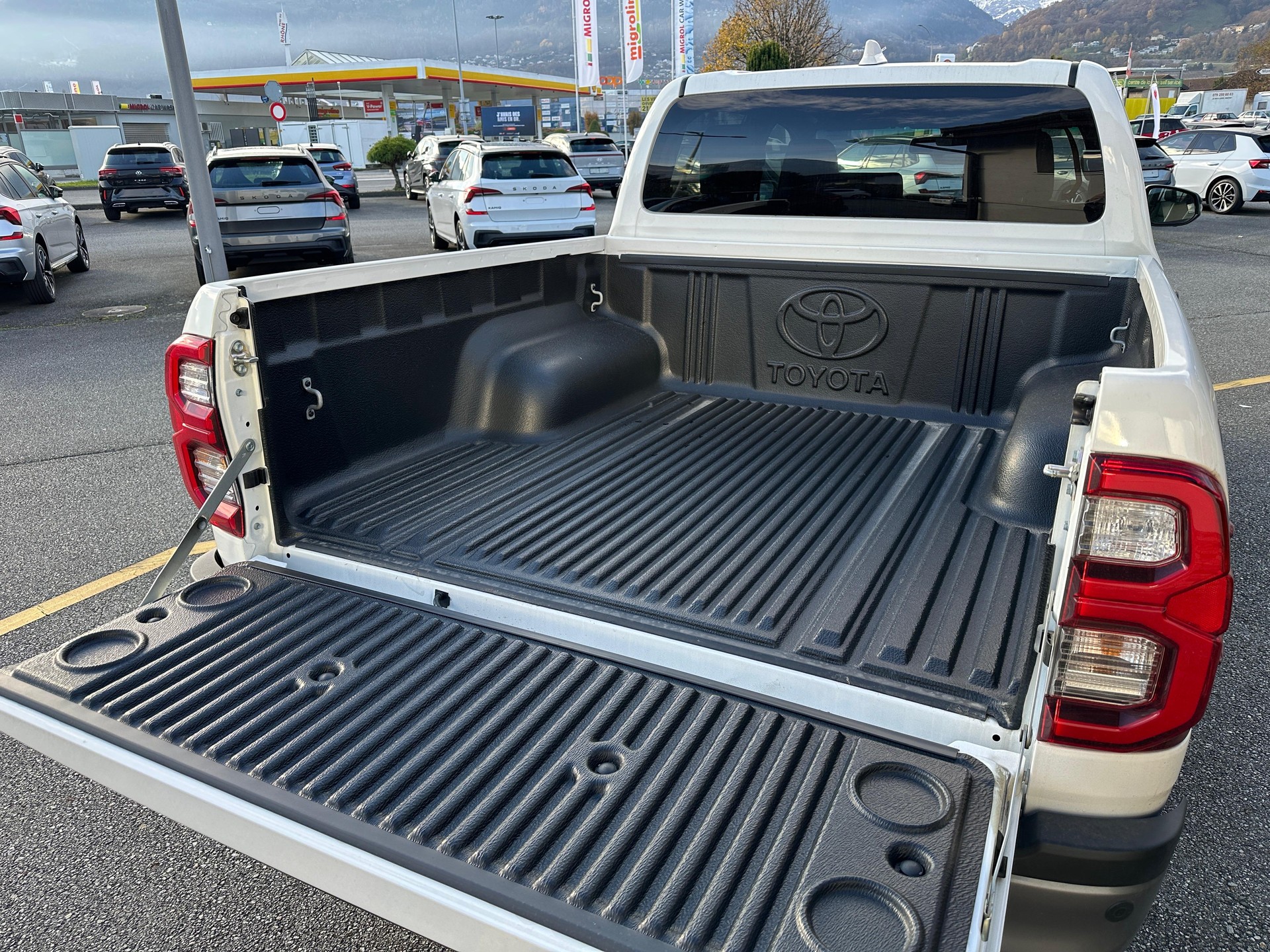 TOYOTA Hilux 2.8D-4D MHEV Invincible Double Cab 4x4 A-image-8