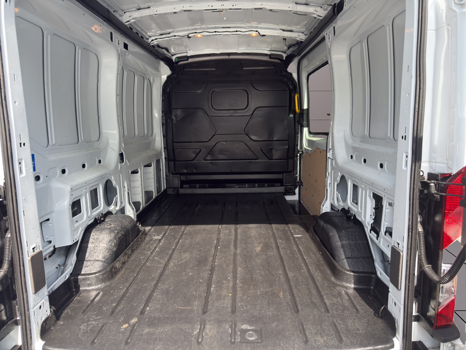 FORD E-Transit Van 390 L2 Trend RWD 68kWh-image-8