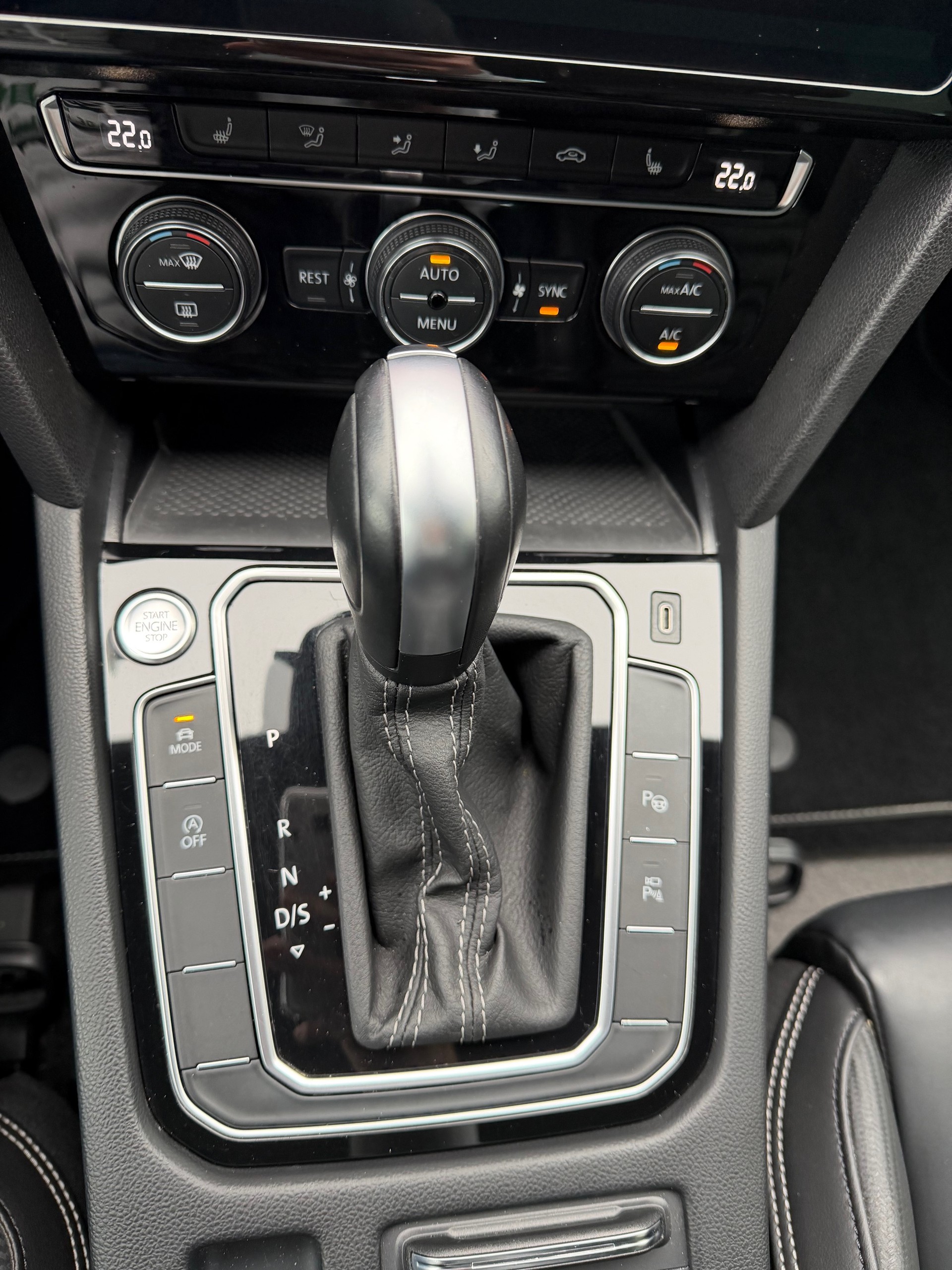 VW Passat Variant 2.0 TSI R-Line Edition 4Motion DSG-image-16