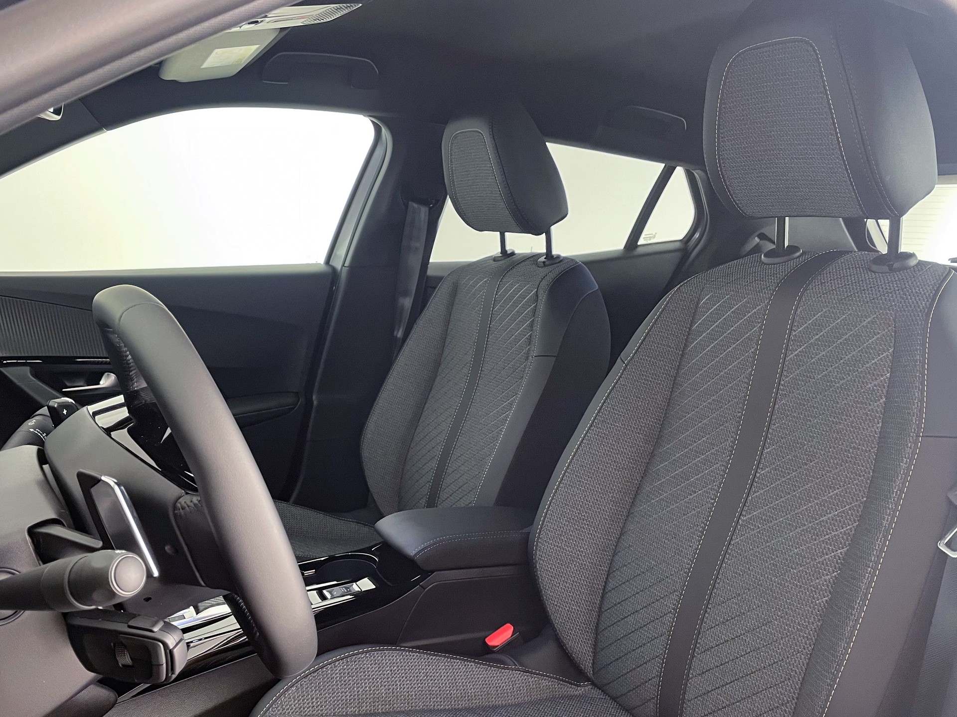PEUGEOT 2008 1.2 Hybrid 145PS Allure Premium-image-26
