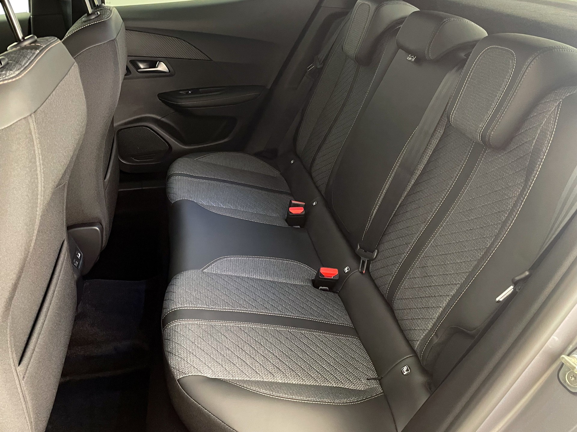 PEUGEOT 2008 1.2 Hybrid 145PS Allure Premium-image-28