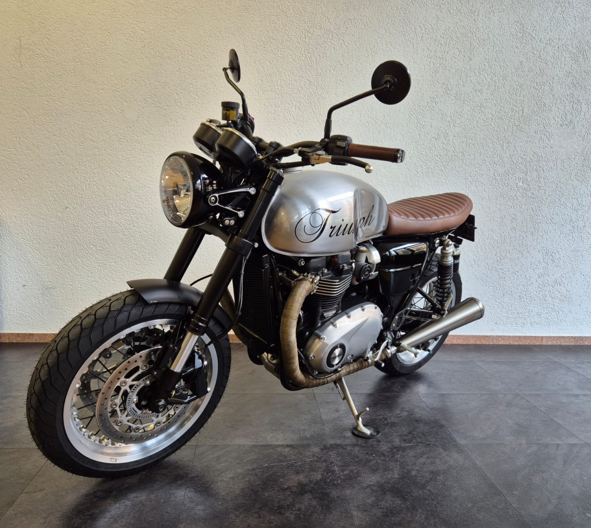 TRIUMPH Thruxton 1200 R-image-1