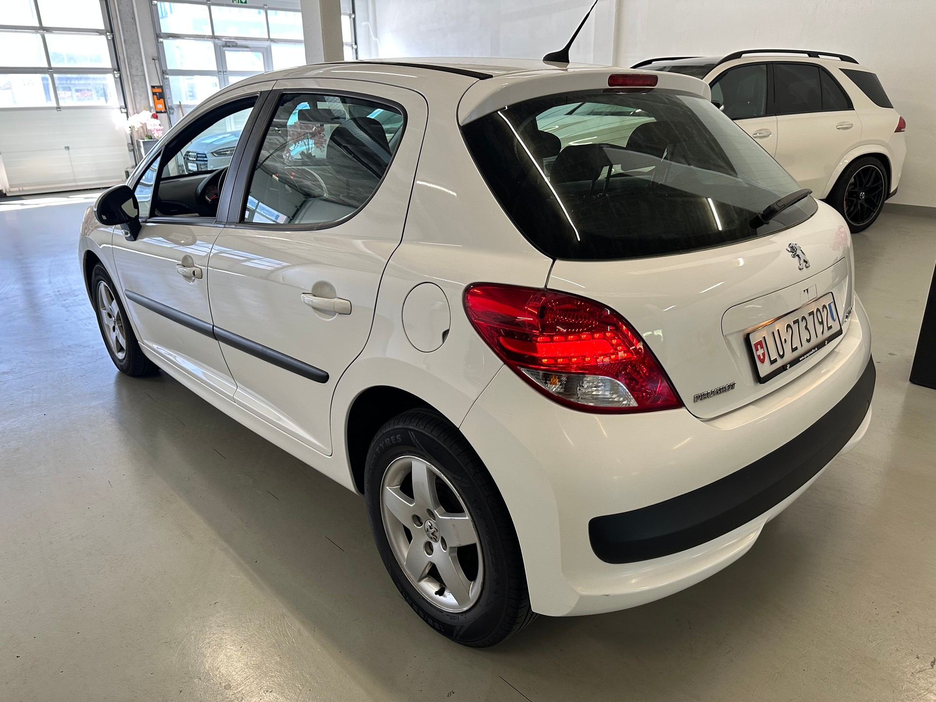 PEUGEOT 207 1.4 16V Trendy-image-4