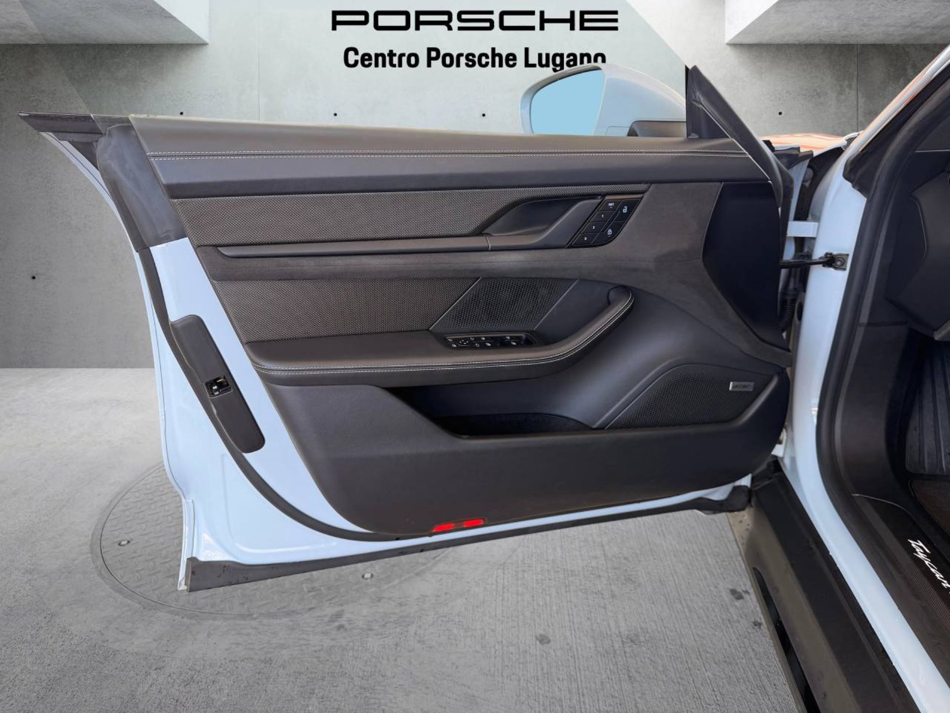 PORSCHE Taycan GTS Sport Turismo (MY22)-image-23