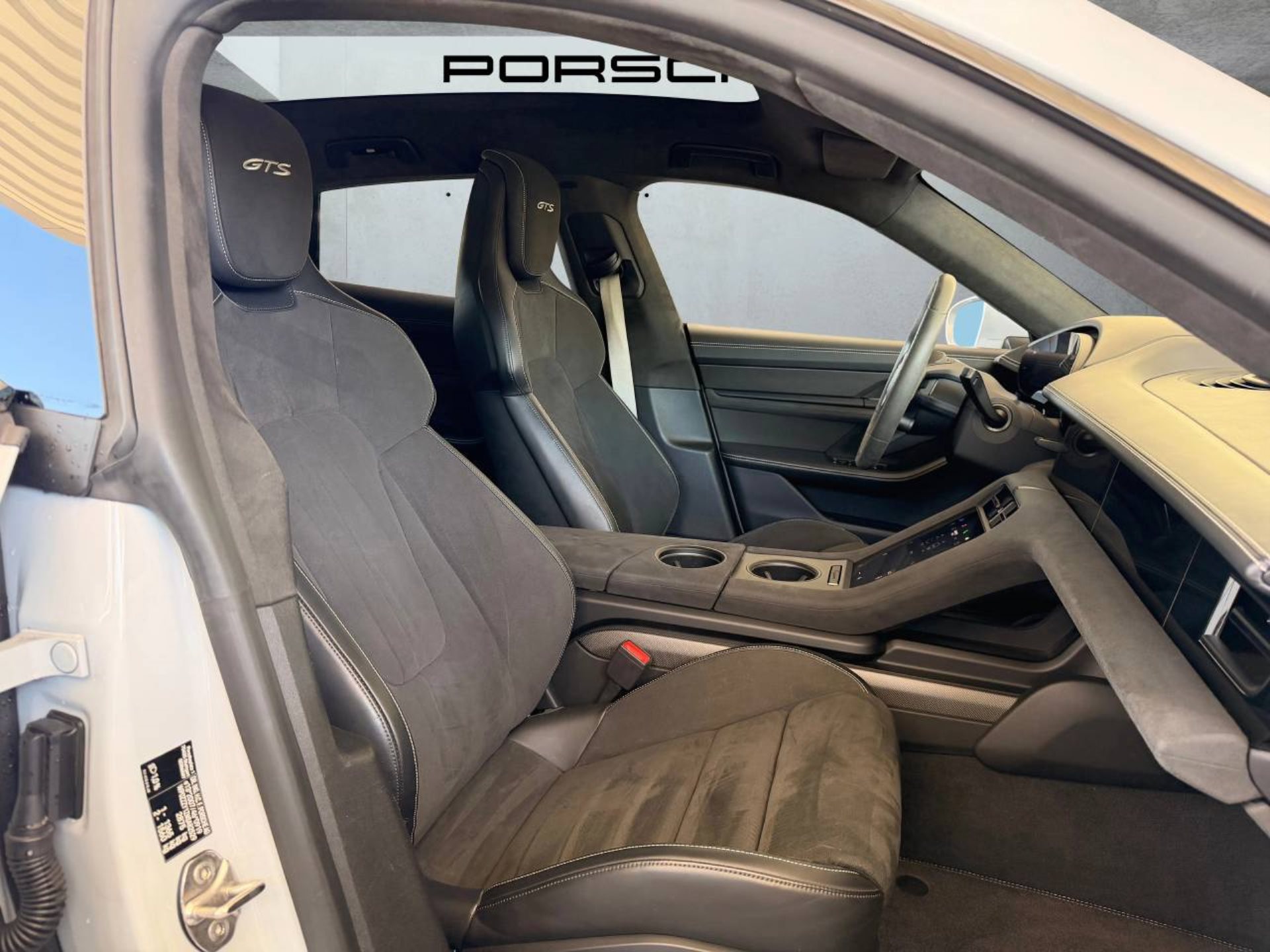 PORSCHE Taycan GTS Sport Turismo (MY22)-image-14