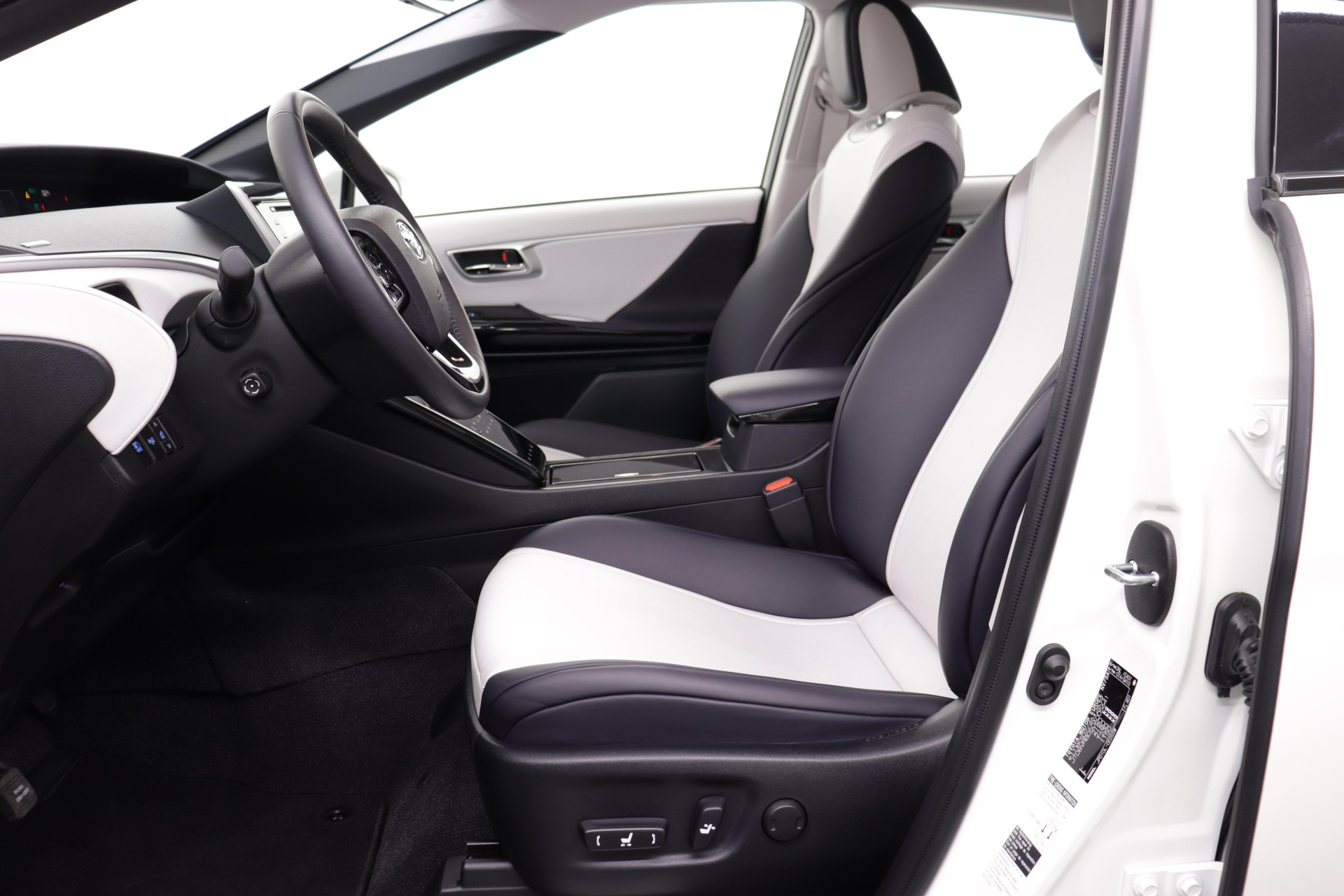 TOYOTA Mirai Fuel Cell Premium-showroom-element-2